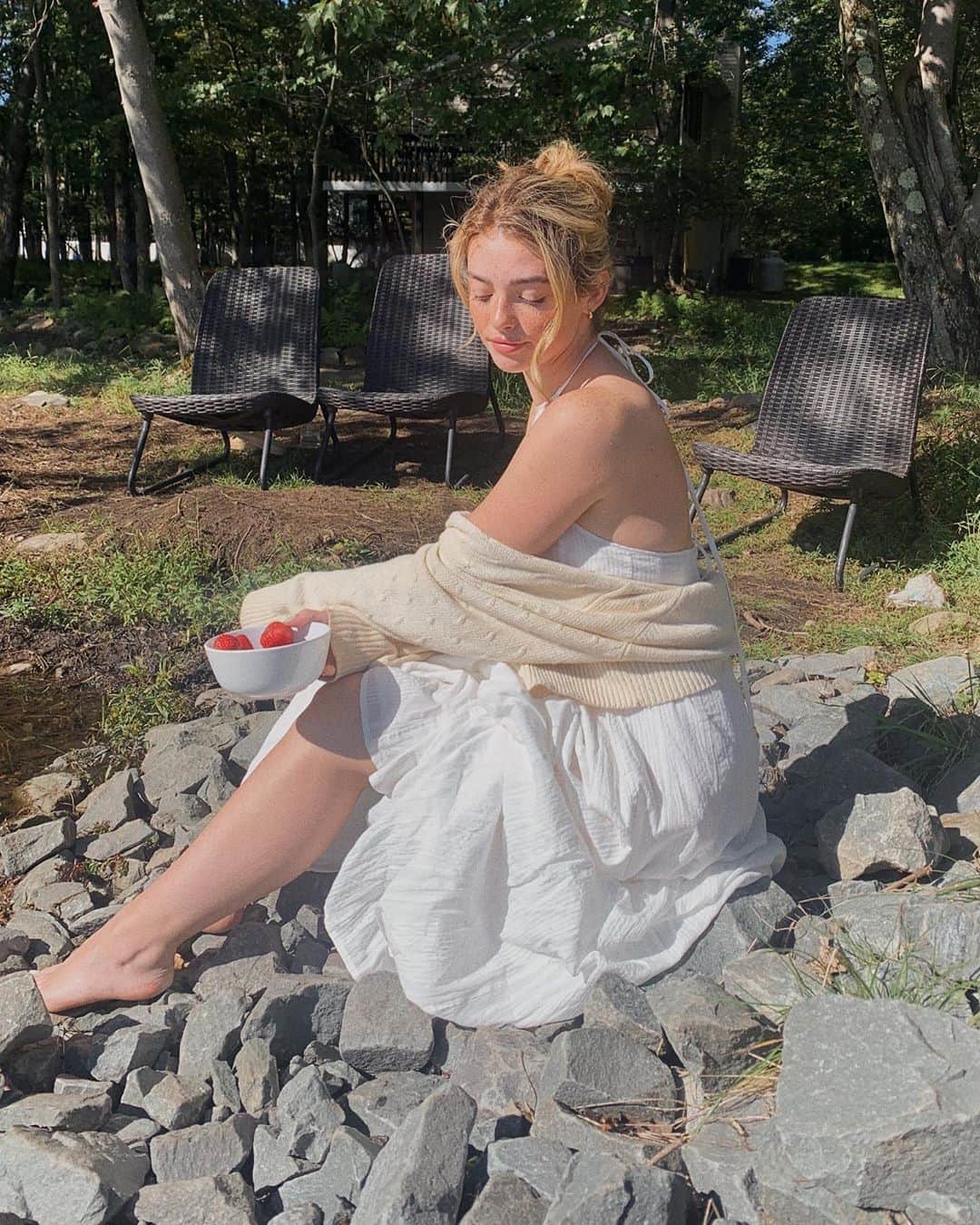 Kelsey Simoneのインスタグラム：「Lakeside & strawberries 🍓 #revolveme」
