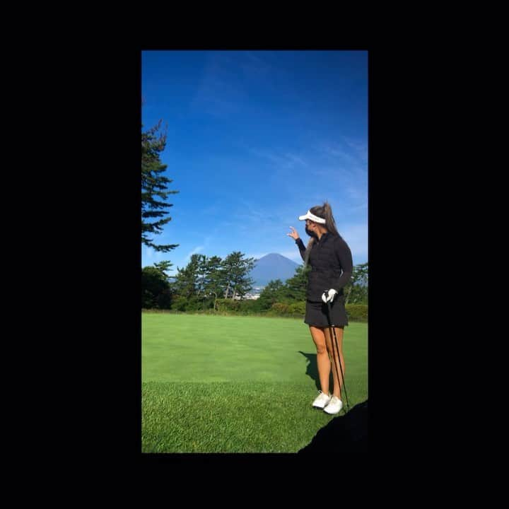 平野ジェニファーのインスタグラム：「Took this the other day and forgot to post it. Mt. Fuji was soooo pretty that day :)  • • • #sillymoments #golfinjapan #professionalgolfer #fun #sunnydays #longhair #practice #happy #hardwork #instadaily #instagood #instavideo #instamood #instacool #japan #love #girl #fit #healthy #loveyourself #golfswing #swing #golflife」