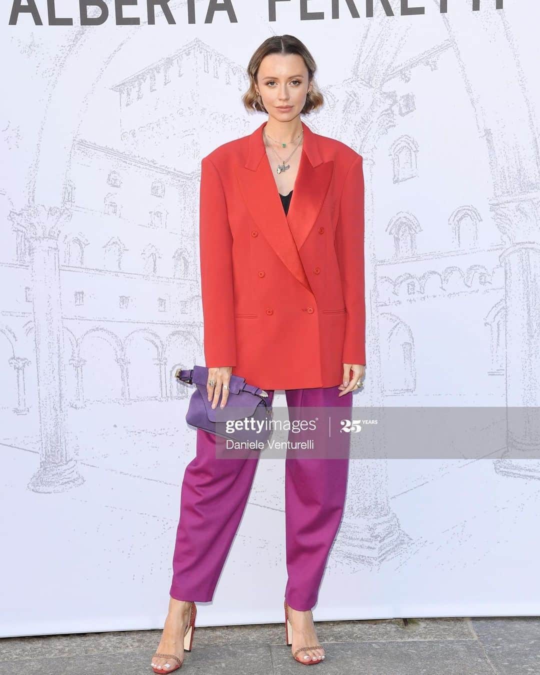Nataly Osmannのインスタグラム：「Today was beautiful @albertaferretti show. To tell the truth, I’m in love with new colors in collection. A lot of light pink, peach, light yellow, light blue. Such a strong and elegant collection.  Сегодня прошло шоу @albertaferretti . Для меня это первое шоу во время этой недели моды. Гостей было в три раза меньше, и брендам приходится приглашать только самых важных гостей, мы сидели на дистанции и в масках, все очень безопасно. Ну а коллекция поразила своими цветами. Много персиковых оттенков, нежно-желтого, светло-голубого. Хочется всё 😍」