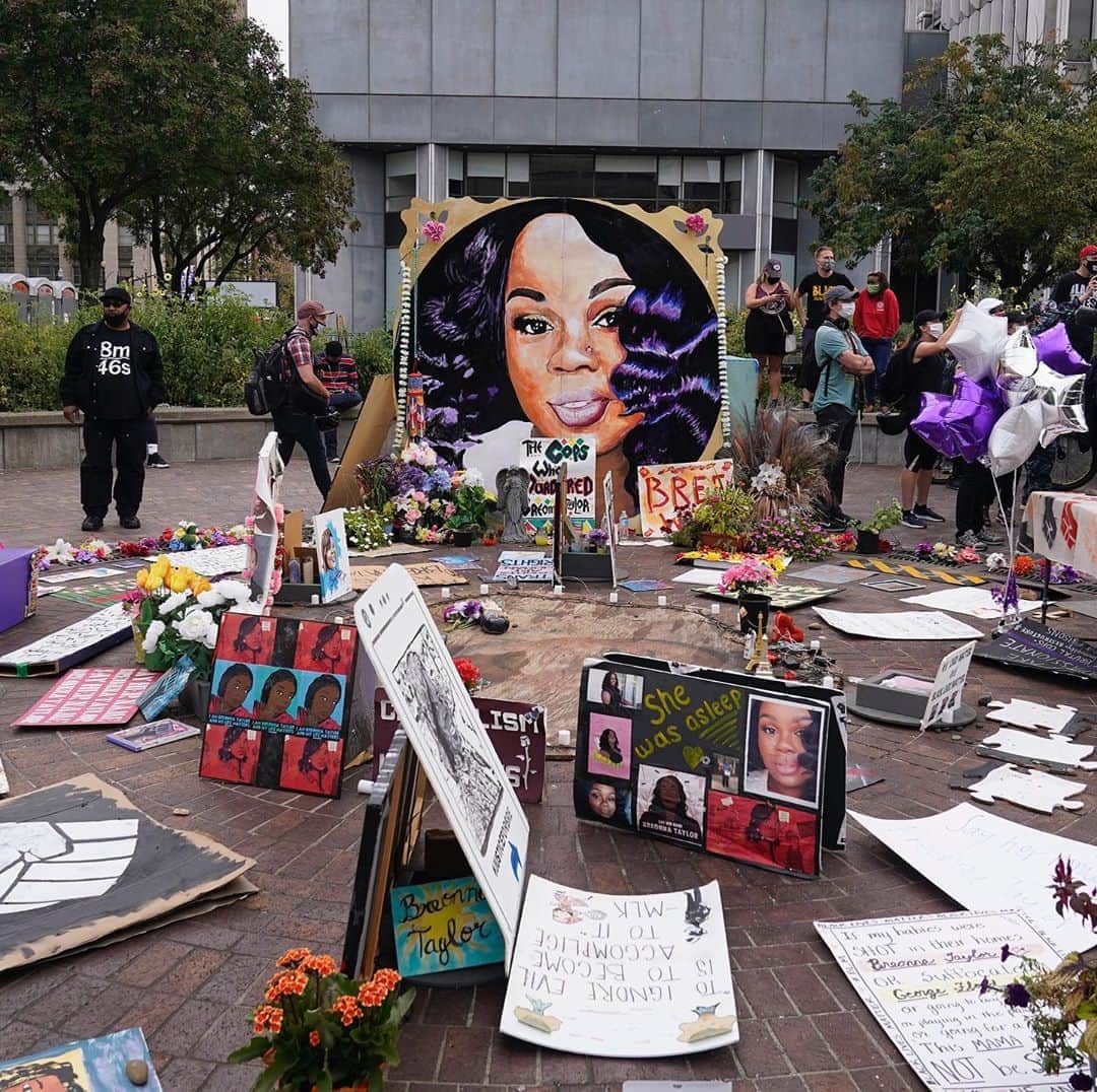Good Morning Americaさんのインスタグラム写真 - (Good Morning AmericaInstagram)「A memorial to Breonna Taylor, placed in Jefferson Square Park, is photographed in downtown Louisville as the city announces the results of a grand jury inquiry into the death of #BreonnaTaylor, a Black woman shot by the Louisville Metro Police Department in her apartment earlier this year. LINK IN BIO.  (Photo by Jeff Dean / AFP via Getty Images)」9月24日 3時09分 - goodmorningamerica