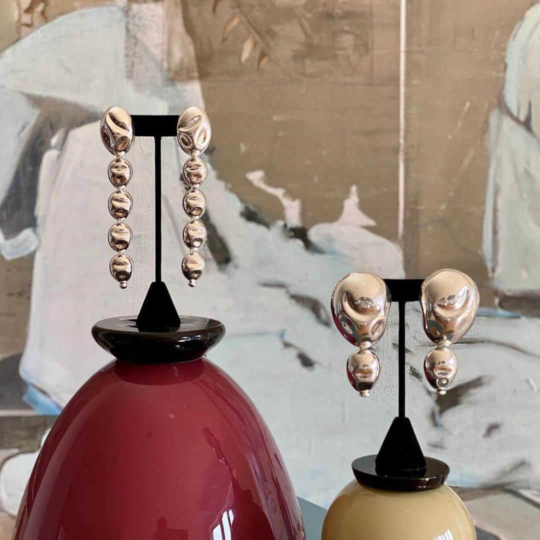 Monica Sordoさんのインスタグラム写真 - (Monica SordoInstagram)「Showroom (home) vibes featuring our “Puerto” and “Oriente” earrings in silver 🤍 #MonicaSordo #BackOnStock」9月24日 3時12分 - monicasordo