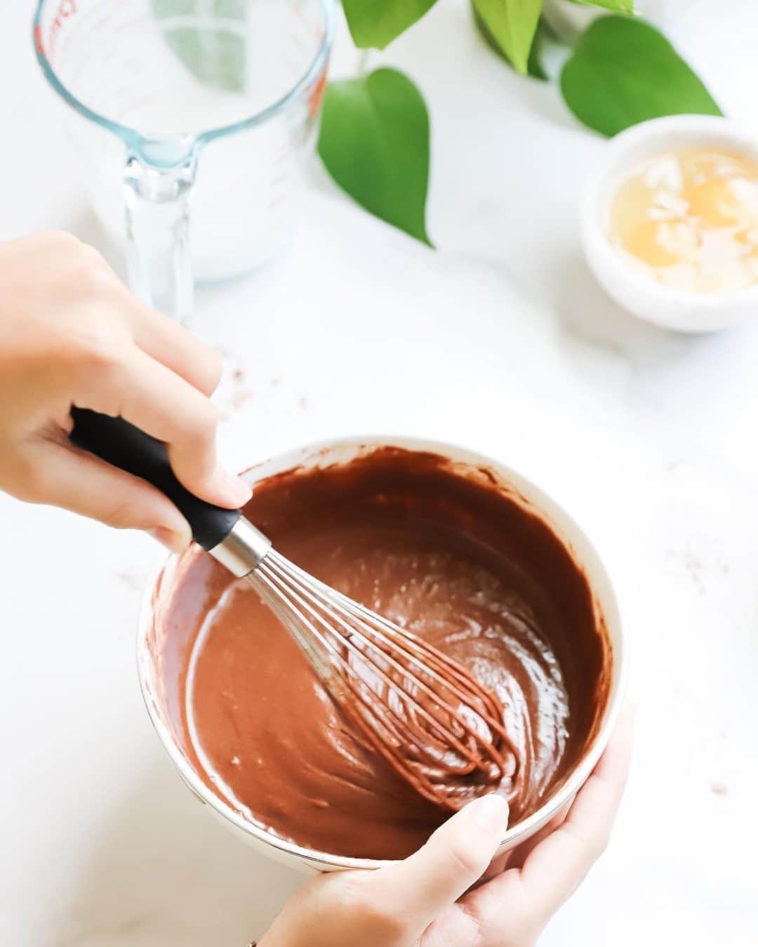 OXOさんのインスタグラム写真 - (OXOInstagram)「Halfway through the week means it’s time to reward ourselves with chocolate baked deliciousness. Keep your OXO whisk by your side to mix with ease. #OXOBetter  📸: @sabrinamakris」9月24日 3時13分 - oxo