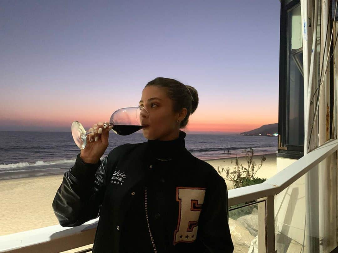 ジャック・レイ・パイルズのインスタグラム：「a glass of cab plus a sunset like this, equals a happy jacq☺️」