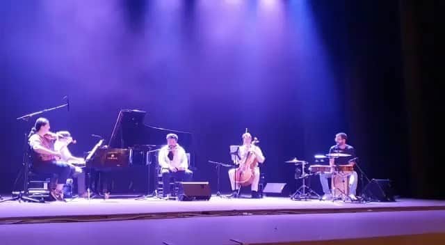 DeFlamenco.comのインスタグラム：「⬇️⬇️⬇️⬇️⬇️⬇️ Posted @withregram • @labienaldeflamenco Es solo un ensayo, pero ya suenan así de bien las 'Travesías' que esta noche llevarán al teatro Lope de Vega el cantaor @rafaeldeutreraoficial y el @trioarbos. Dentro de una hora, en #LaBienal2020.  . #flamenco #sevilla #lopedevega #canteflamenco #travesias」