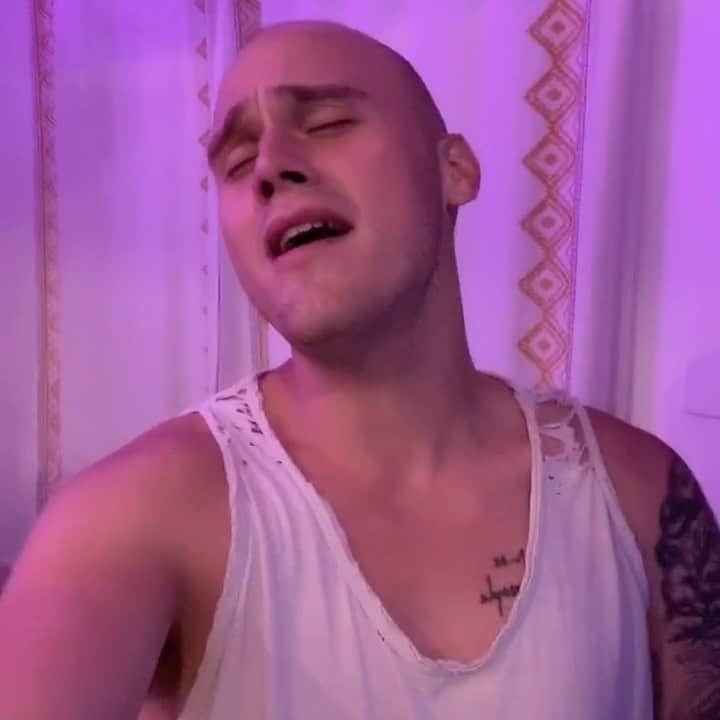 ブランドン・シェイアのインスタグラム：「I’m NOT Jazmine Sullivan but I had to give it a go this melody is literal magic...  #jazminesullivanchallenge #riff」