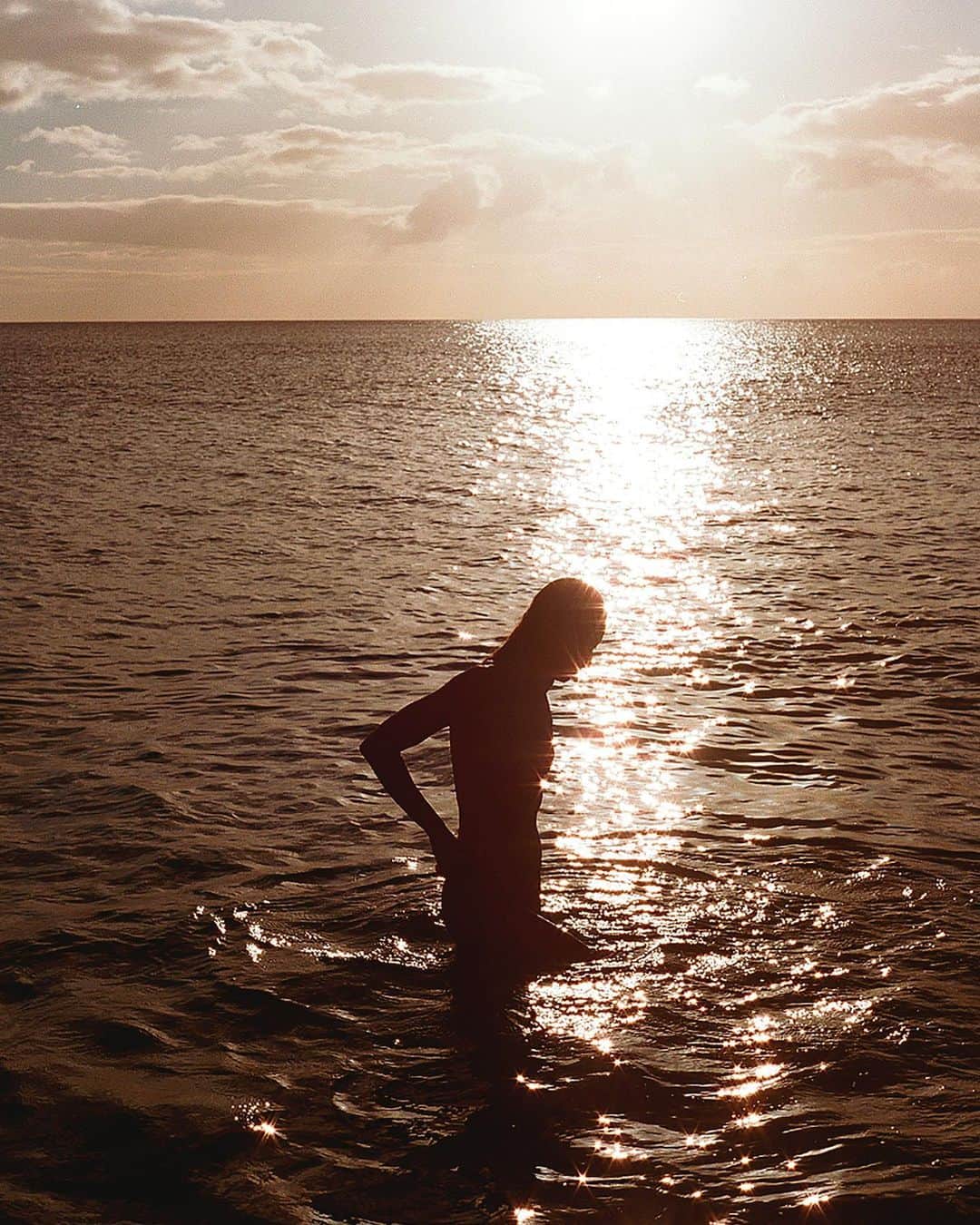マリア・マーフィーのインスタグラム：「Sun glitter, I love you💫💛 @brooklynhawaii #film」
