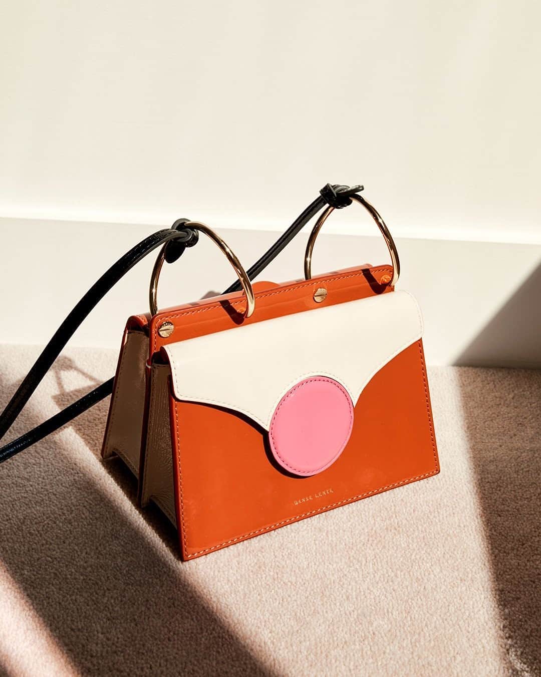 のインスタグラム：「Modern art in bag form, that's the @danselente_official way.   Shop all your favorite Instagram looks, just visit #linkinbio」