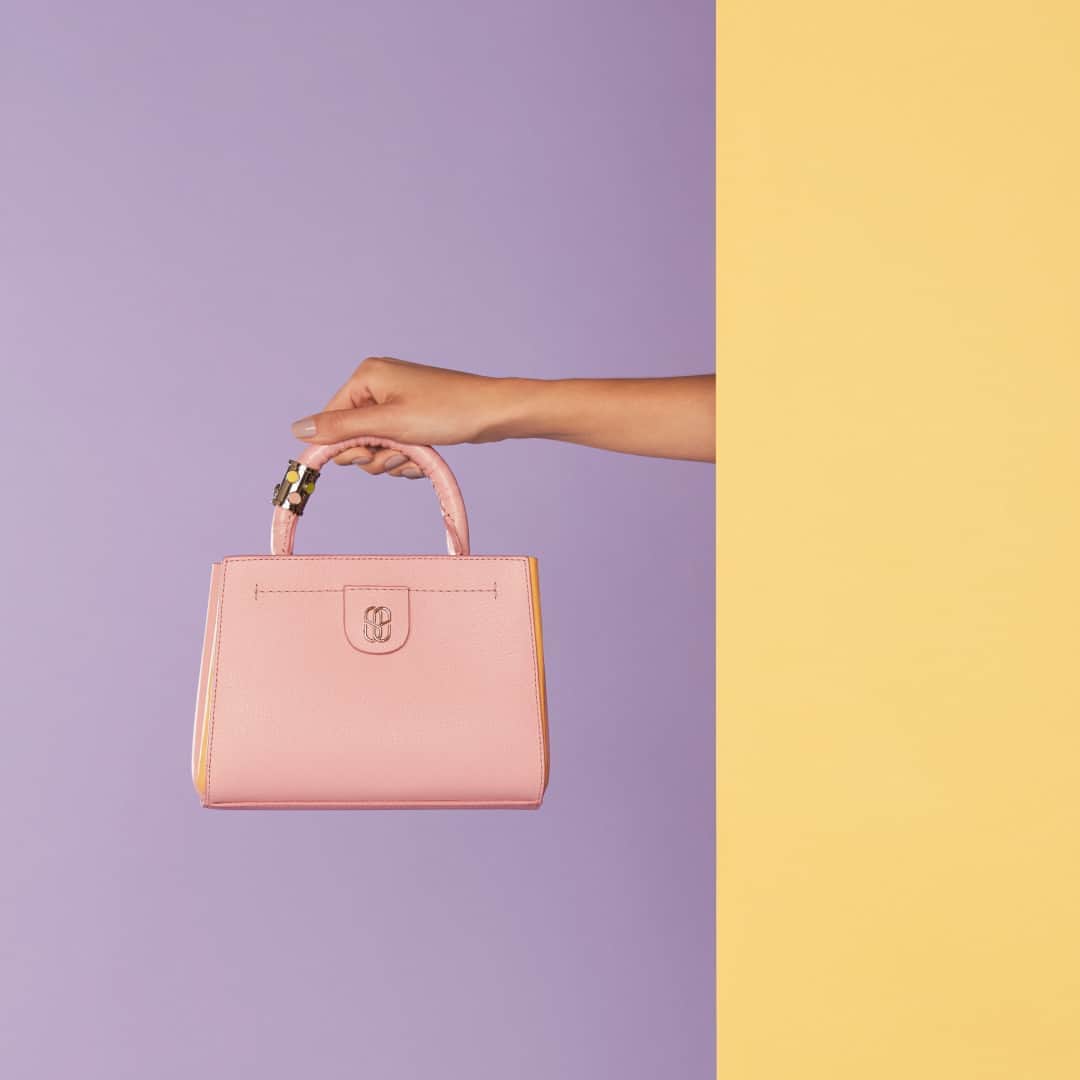 Schutzのインスタグラム：「ON WEDNESDAYS WE WEAR SCHUTZ TOTE EMBRACE ROSE ❤️ #newin #schutzcandy」