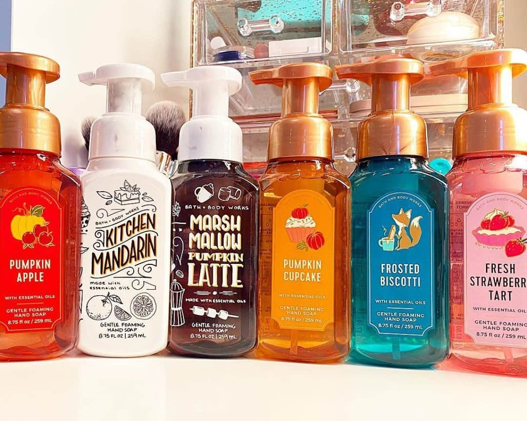 Bath & Body Worksさんのインスタグラム写真 - (Bath & Body WorksInstagram)「Drop an emoji for the Soap you want at your sink then head to Stories for 5 reasons they keep your hands happy & healthy 🥧 🍎 🤍☕ 🧁 🍪 🍰」9月24日 4時01分 - bathandbodyworks