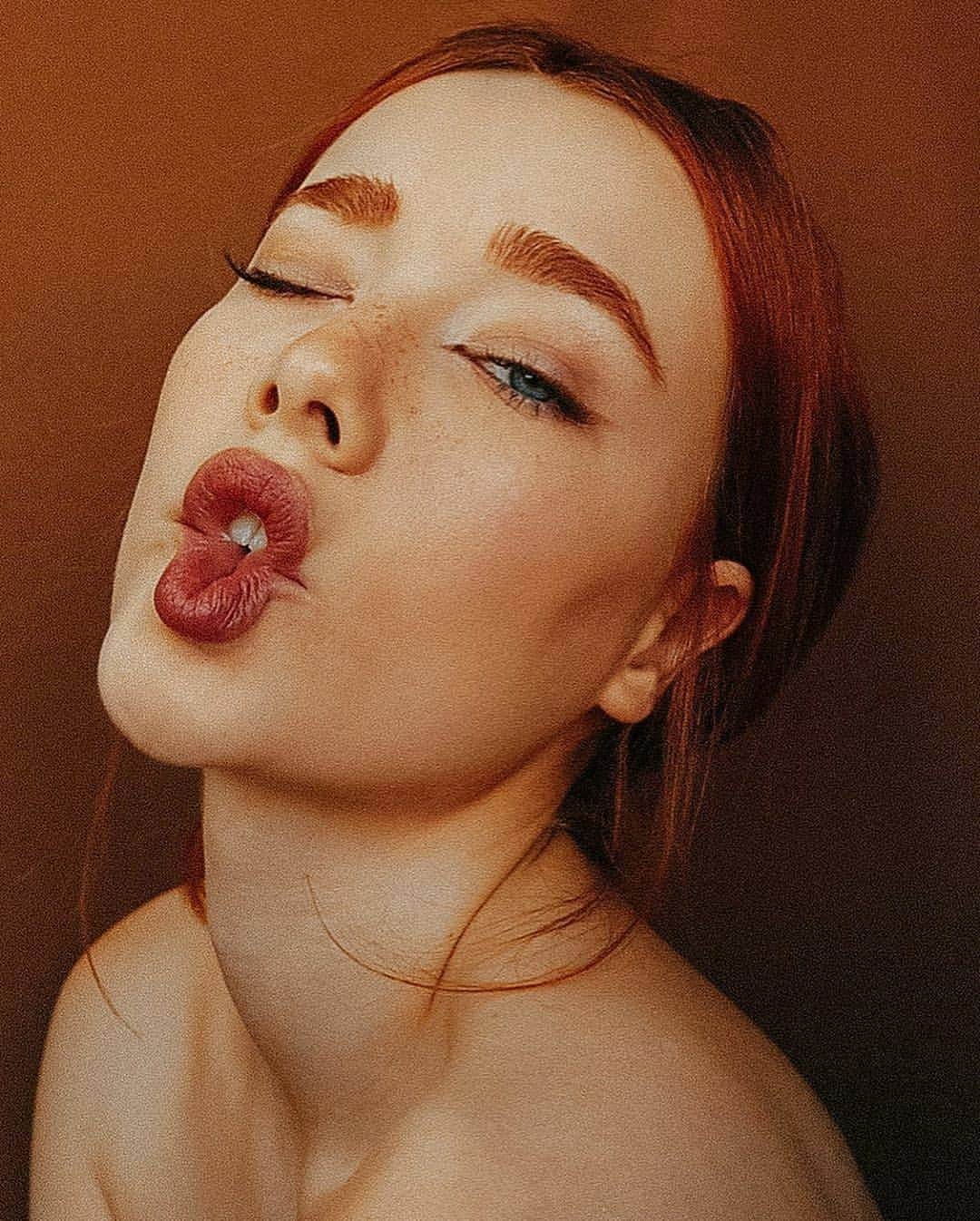Portrait|Life|Fashion|Faceのインスタグラム：「Selection by  @unsalsicilli Pls Comment, Which one is your favorite? ━━━━━━━━━━━━━━━━━━━ Photo by @jeostramp Model @alibercan  Congratulations!  ━━━━━━━━━━━━━━━━━━━ Team #portraitmood Founder @humanistagram  ━━━━━━━━━━━━━━━━━━━  #portraitpage #girlportrait #india #tehran #minimal #vscoportrait #portraitphotography #portrait #love #portraits  #fashion #freckles #ポートレート #портрет #model #kate_ri #redhead #Рыжие #Рыжая #ginger #naturalhair #naturalbeauty #redheads #naturalredhead #redheadgirl #redhairgirl #gingers #gingerhair」