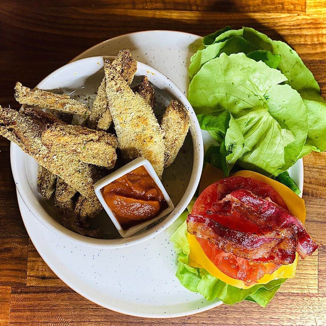 ケリスのインスタグラム：「So the boys declared burgers ! It’s ok . We can do that ! Butter lettuce, turkey burger , baked yam fries with almond flour and jalapeño garlic ketchup coming in this weeks GOLD MINE BOX!」