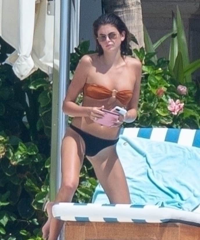 Just Jaredさんのインスタグラム写真 - (Just JaredInstagram)「@jacobelordi and @kaiagerber have some fun in the sun together while on vacation in Mexico with Kaia’s parents. Tap this picture in the LINK IN BIO to see the hot new pics of the new couple’s getaway. #KaiaGerber #JacobElordi Photos: Backgrid」9月24日 4時10分 - justjared