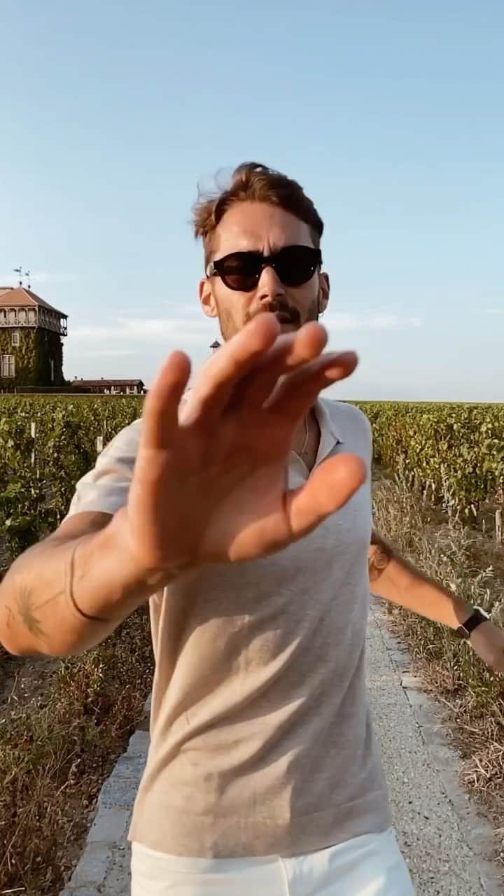 NICOLAS SIMOESのインスタグラム：「La derby à boucles @finsbury_shoes, un beau classique du dressing masculin. Au quotidien comme en voyage à travers les vignobles bordelais ✨」