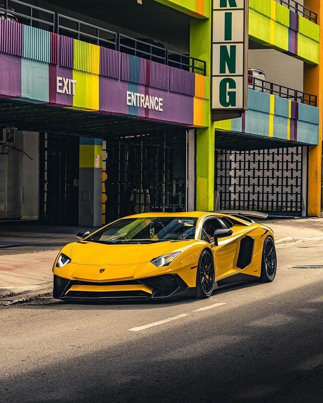 CARLiFESTYLEさんのインスタグラム写真 - (CARLiFESTYLEInstagram)「Perfect Yellow Aventador SV sitting on @velosdesignwerks wheels. HOT or NOT? Photo @kfletchphotography」9月24日 4時14分 - carlifestyle