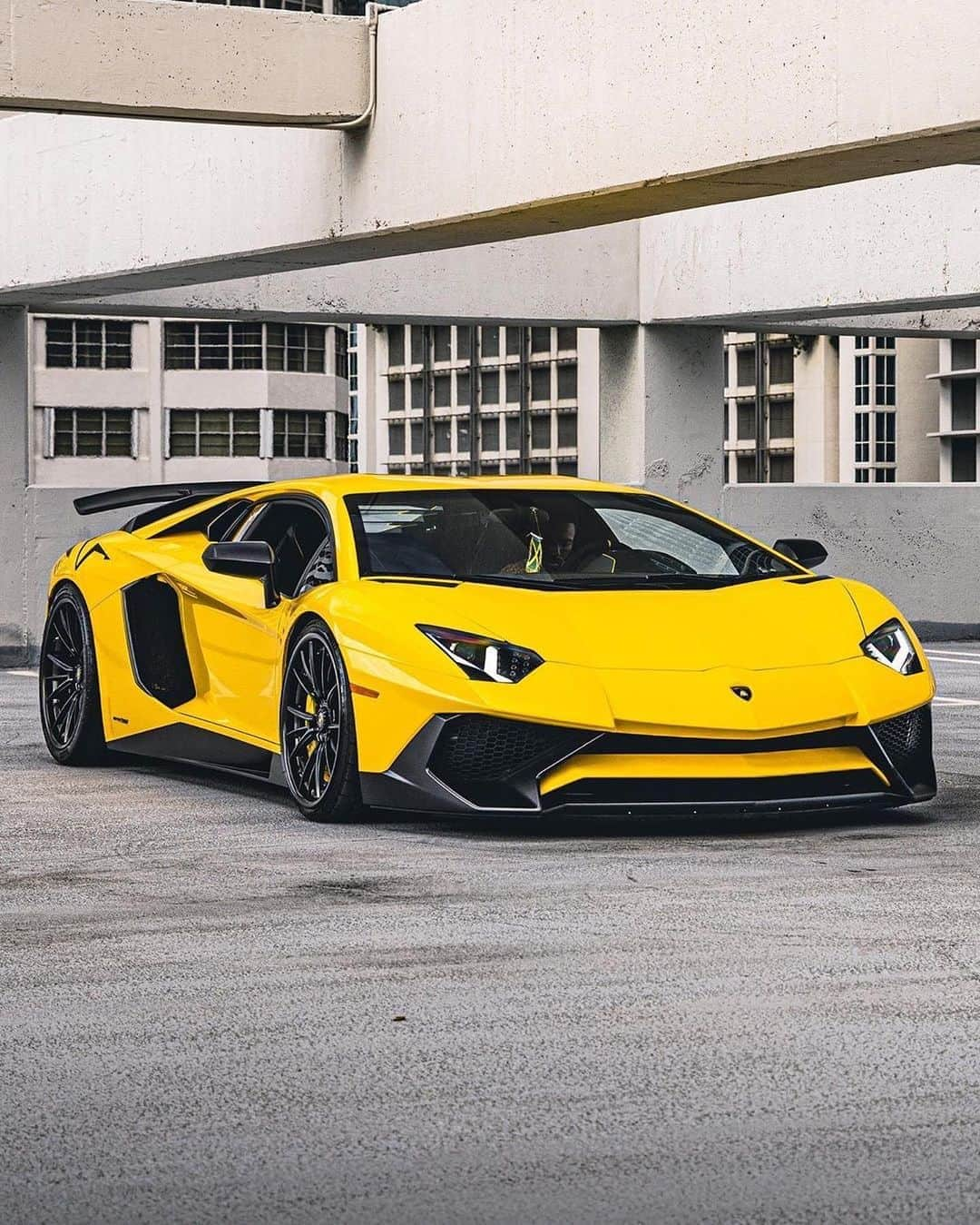 CARLiFESTYLEさんのインスタグラム写真 - (CARLiFESTYLEInstagram)「Perfect Yellow Aventador SV sitting on @velosdesignwerks wheels. HOT or NOT? Photo @kfletchphotography」9月24日 4時14分 - carlifestyle