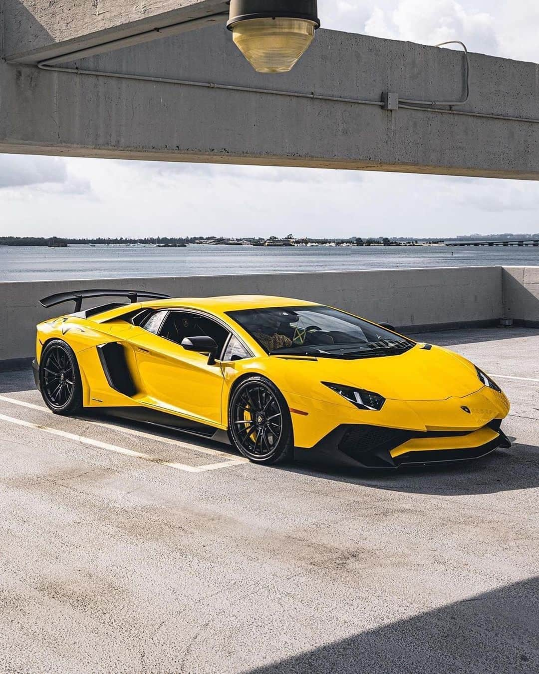 CARLiFESTYLEさんのインスタグラム写真 - (CARLiFESTYLEInstagram)「Perfect Yellow Aventador SV sitting on @velosdesignwerks wheels. HOT or NOT? Photo @kfletchphotography」9月24日 4時14分 - carlifestyle