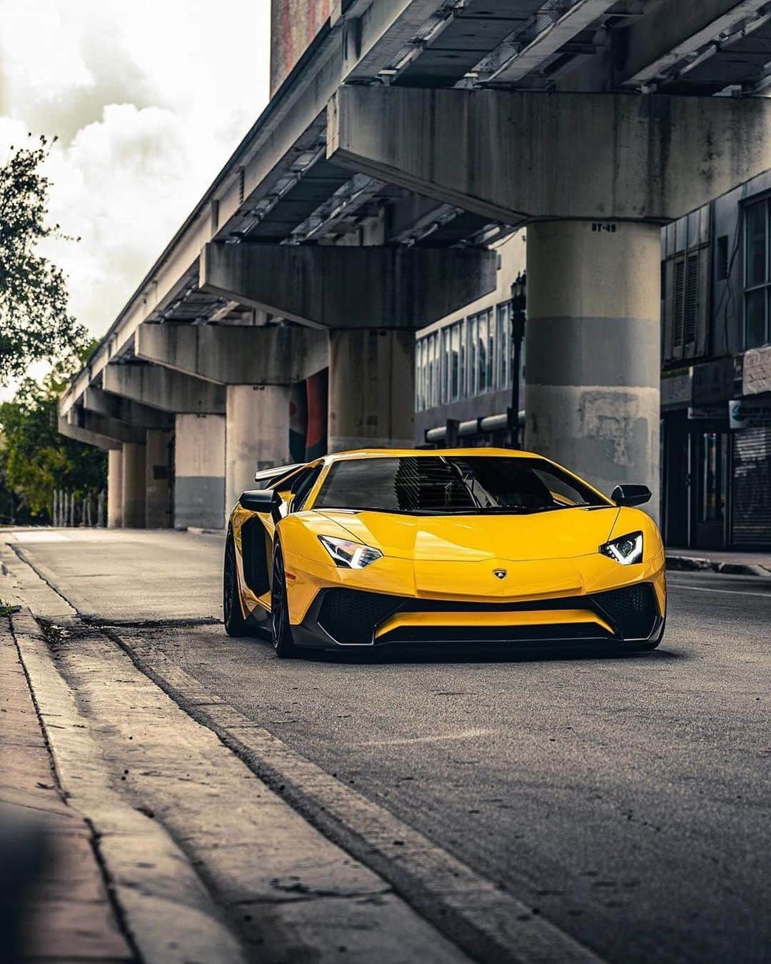 CARLiFESTYLEさんのインスタグラム写真 - (CARLiFESTYLEInstagram)「Perfect Yellow Aventador SV sitting on @velosdesignwerks wheels. HOT or NOT? Photo @kfletchphotography」9月24日 4時14分 - carlifestyle