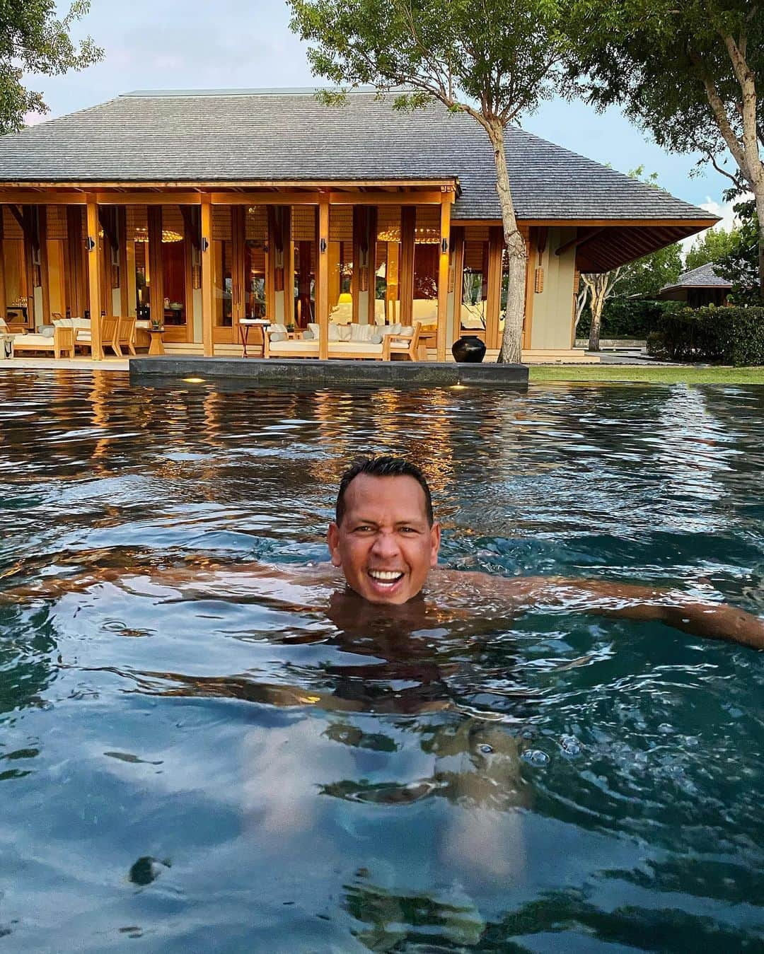 アレックス・ロドリゲスさんのインスタグラム写真 - (アレックス・ロドリゲスInstagram)「I love swimming. It’s relaxing, and yet you’re still using so many muscles. Great for the body and mind. 🏊‍♀️ 🏊‍♂️  . Don’t let the daily grind consume you! It’s important to make time to relax, disconnect, eat well and get plenty of sleep. . Stay #PhysicallyStrong #MentallyStrong」9月24日 4時20分 - arod