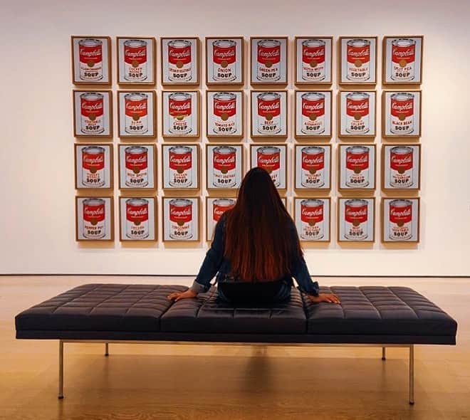 ニューヨーク近代美術館のインスタグラム：「When asked why he chose to paint Campbell’s soup cans, #AndyWarhol offered a deadpan reply: “I used to have the same lunch every day, for twenty years, I guess, the same thing over and over again.”  That daily meal is the subject of this work consisting of thirty-two canvases—one for each of the flavors then sold by Campbell’s.  Explore how Pop artists including Warhol, Yayoi Kusama, Keiichi Tanaami, Ketty La Rocca, and more took inspiration from the new consumer culture and explosion of mass media in the decade after World War II in the #MoMACollection gallery From Soup Cans to Flying Saucers.  Book your timed ticket online at the link in our bio.  📸  @shrabanti @myrnsctt」