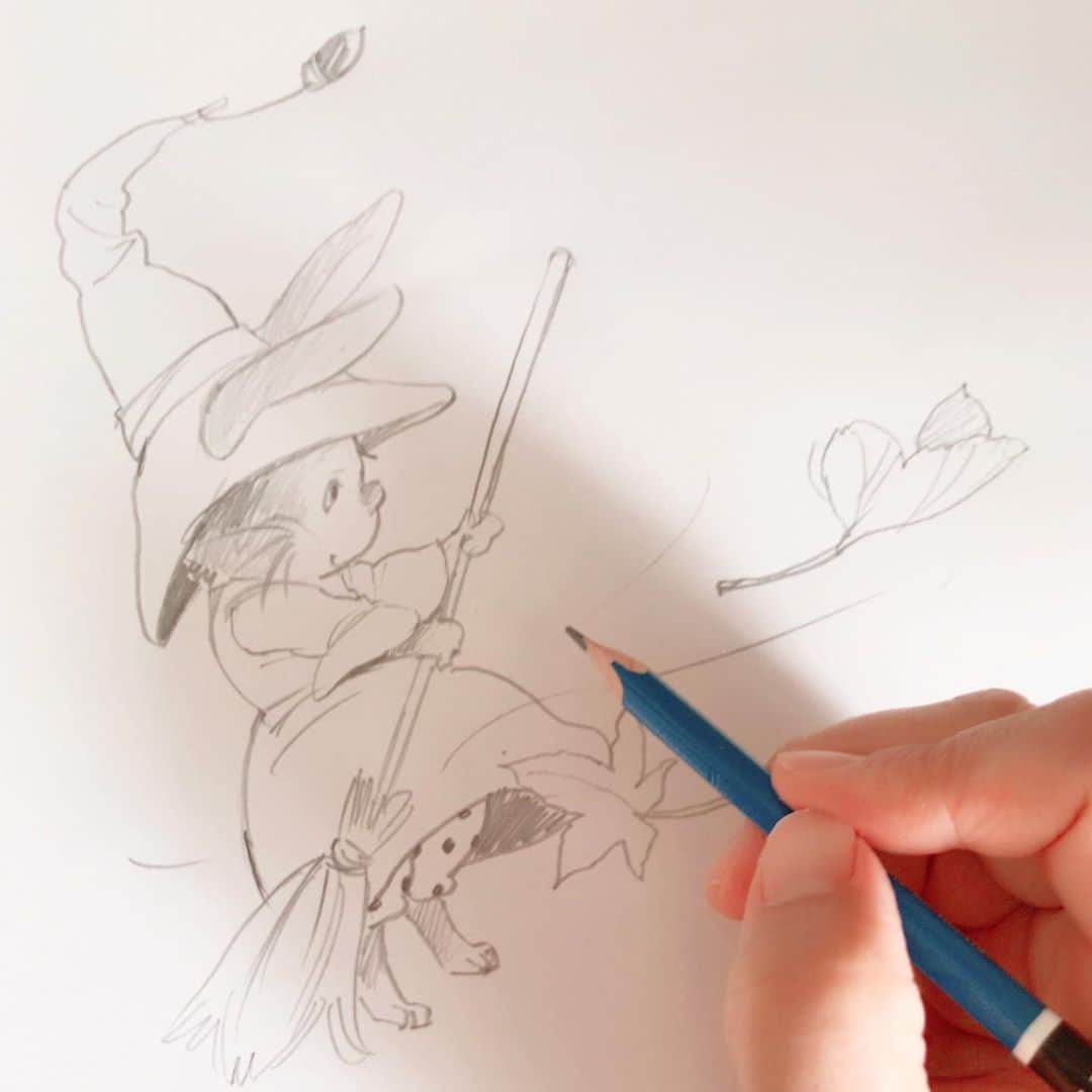 イラストレーター山崎牧子のインスタグラム：「Little witch. 秋らしい絵を一枚でも描こう #スケッチ#秋#ハロウィン#鉛筆#イラストレーター#イラスト#sketch#pencil#illustrator#illustration#autumn#witch#halloween」