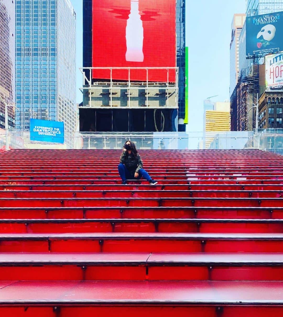 リサ・アンさんのインスタグラム写真 - (リサ・アンInstagram)「I have always loved the red stairs in Time Square  and it’s a magical moment when I get to have them all to myself!  #NYC #timessquare #solitude」9月24日 4時26分 - thereallisaann