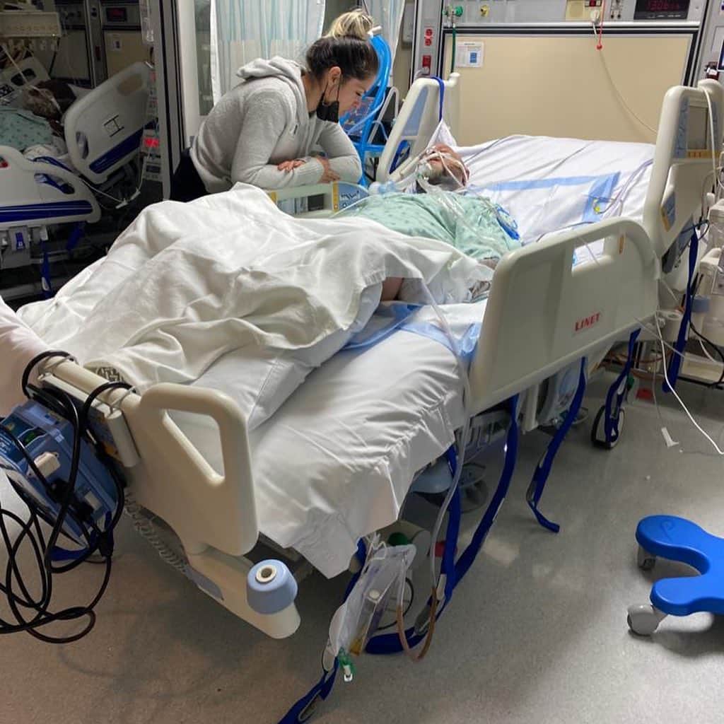 Michelle Lewinのインスタグラム：「Su diagnóstico de entrada fue: falla hepática aguda, falla renal aguda, insuficiencia cardíaca con aneurisma de aorta ascendente y disección arterial   -Han pasado 14 días de esta terrible situación,  todo esto ha sido muy difícil y no me salen palabras de la cosas que he vivido especialmente los tres primeros días cuando mis esperanzas y FÉ se fueron de mi cuerpo, y más aún escuchando a los doctores diciéndome que no hay nada que hacer, que solo un milagro puede ayudar a jimmy salir de esto.  Pero la fuerza de jimmy ha sorprendido a todos, y algo muy importante: todas las oraciones de cada uno de ustedes🙏🏻 Dios nos está escuchando, no tengo la menor duda.  Hace 4 días su hígado comenzó a reaccionar y desde hace tres días sus riñones también, aunque con ayuda de la diálisis pero en estos momentos llevamos dos días que no se hace.  Quiero contarles que hoy,  estoy viendo ese rayito de luz en esta oscuridad. Por que sus valores de la sangre y plaquetas están llegando a la normalidad, y apenas esté en condiciones podrá ir a Cirugía cardiotorácica  ⭐️Sodio: subio de 133 a 135 (VN 135 a 145 mEq/L) ✅. Ya en valor normal  ⭐️Bilirrubina: bajo de 6,8 a 5,4 (VN 0.1 a 1,2) ✅ ENZIMAS HEPÁTICAS siguen bajando!  ⭐️AST bajo de 90 a 71 (VN 10 a 34)✅ ⭐️ALT de 374 a  303 (VN 5 a 60). ✅ ⭐️Creatinina: igual 2,6 (VN 0,7 a 1,3) ⚠️  No le han hecho diálisis en 3 días. Están dando chance al riñón para que haga su trabajo  ⭐️Glucosa: bajo de 118 a 115 (VN por debajo de 100)  TIEMPOS DE COAGULACIÓN:  ⭐️TPT no lo midieron (VN 25 a 35 seg). Última vez estaba en 29. ⛔️  ⭐️INR (TP) bajo de 1,7  a 1,54 (VN 0,9 a 1,3) ✅ ⭐️PLAQUETAS: subieron de 143.000 a 169.000 (VN 150-300 mil). ✅✅✅ Están normales!!!! Fracción eyección del corazón: 25% (normal es 60%) ¡Sigamos orando! Muchas gracias   Quiero agradecer a cada uno de ustedes, a mi familia, a mis amigos, a los doctores y enfermeras gracias a todos desde lo mas profundo de mi corazón!  @jimmy_lewin」