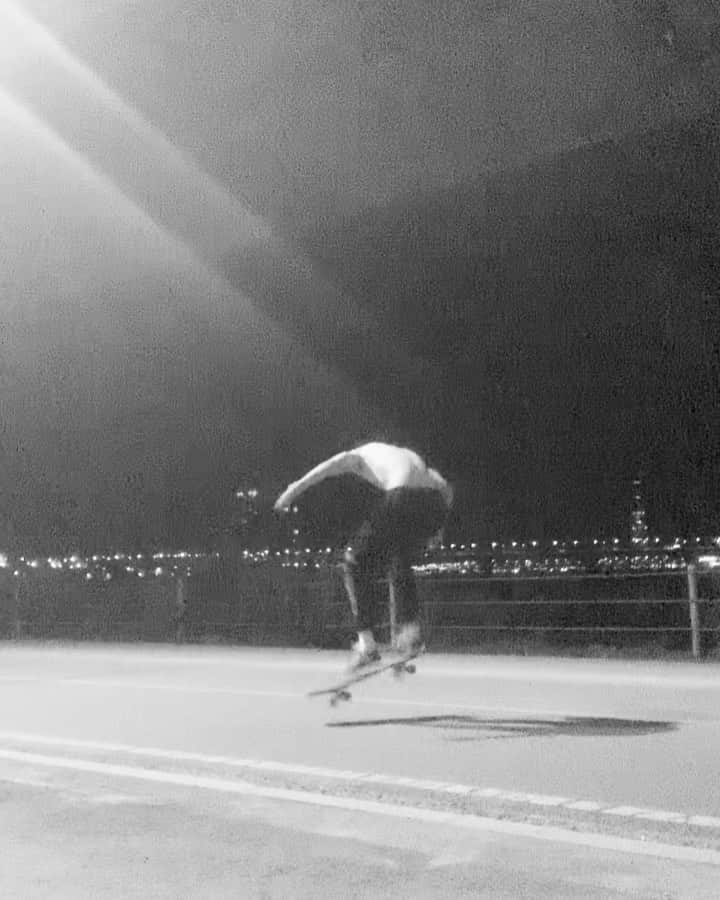 ZELO のインスタグラム：「🔚 Pass it to the end 🔈 더블 킥플립 연습중」