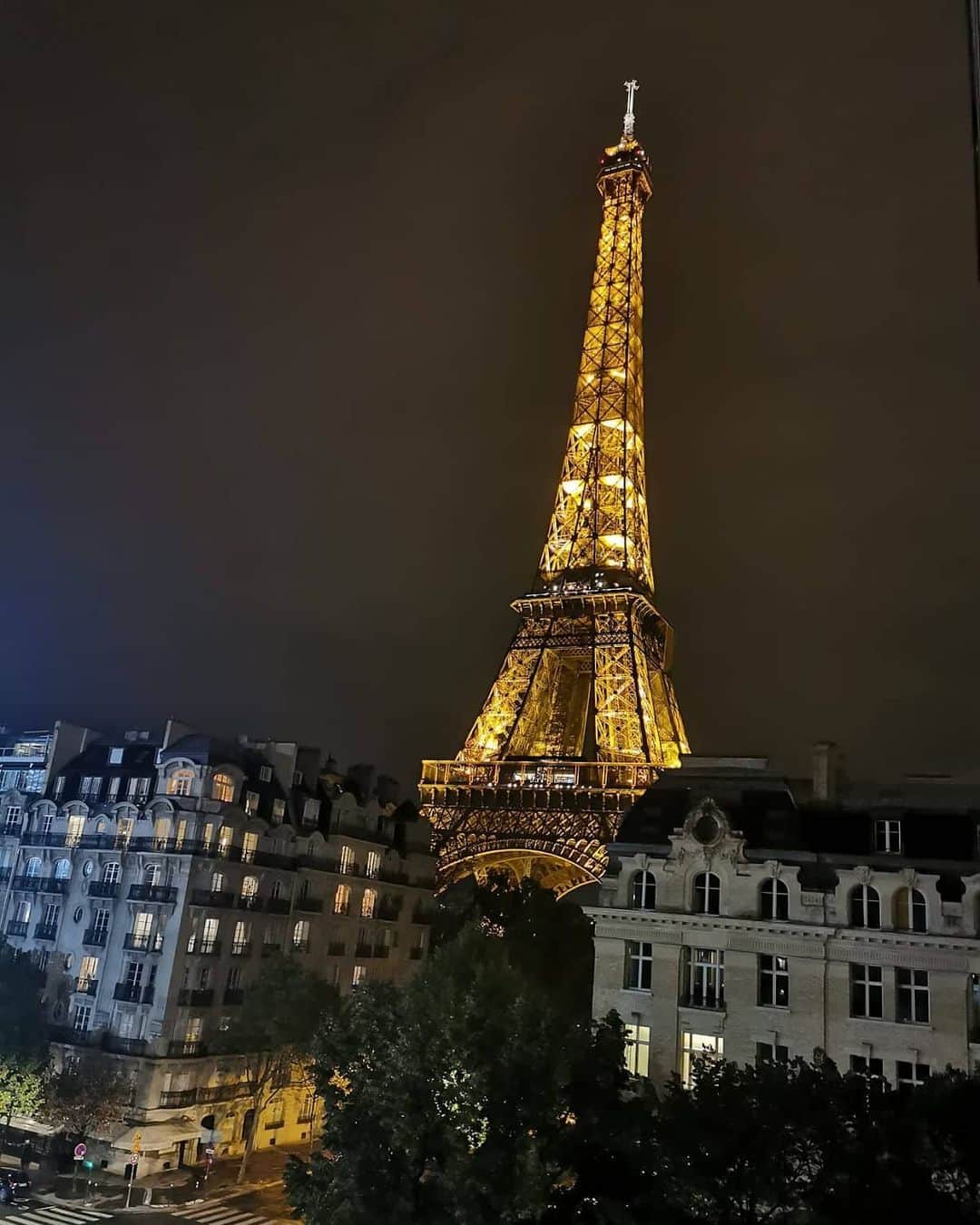マリン・チリッチさんのインスタグラム写真 - (マリン・チリッチInstagram)「Bonjour Paris 🇨🇵 ❤️ Not a bad view for my mandatory 24 hour self-isolation. 🙌  P. S.  How is there no Eiffel Tower emoji? 🤔🤯 . . #rolandgarros #paris #RG2020 #idemo #teamCilic #eiffeltower」9月24日 4時49分 - marincilic