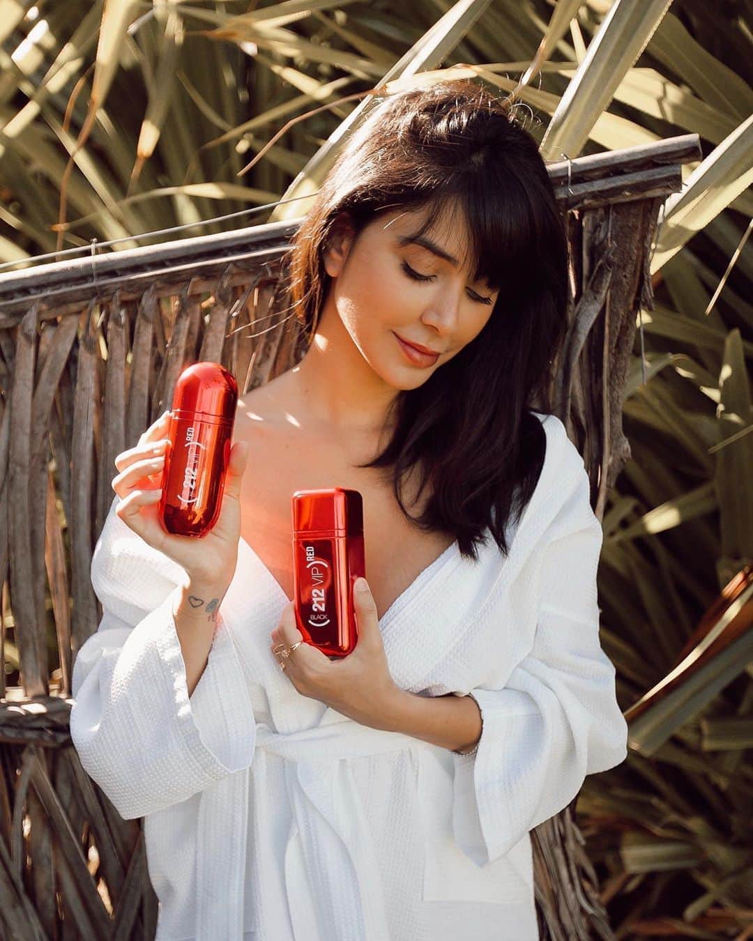 Gabriela Salesのインスタグラム：「Lacrinhas, sabe uma pessoa apaixonada pelas novas fragrâncias de Carolina Herrera- 212 VIP Red? Sou eu!!! Elas fazem parte de uma edição limitada em parceria com a Red, uma organização criada para arrecadar fundos e conscientizar na luta contra o HIV. São duas versões totalmente impactantes: 212 VIP Rose e 212 VIP Black (a rose me conquistou haha). E olha só que legal, na compra de uma das fragrâncias, através do site da @epocacosmeticos, além de fazer parte de uma causa SUPER importante, você ganha um kit PERFEITO (também limitado). Lembrando que o kit é válido apenas através do meu link nos Stories! CORRE 🏃🏻‍♀️🏃🏻‍♀️🏃🏻‍♀️ ❤️❤️❤️  - @epocacosmeticos @carolinaherrera @red *publi」