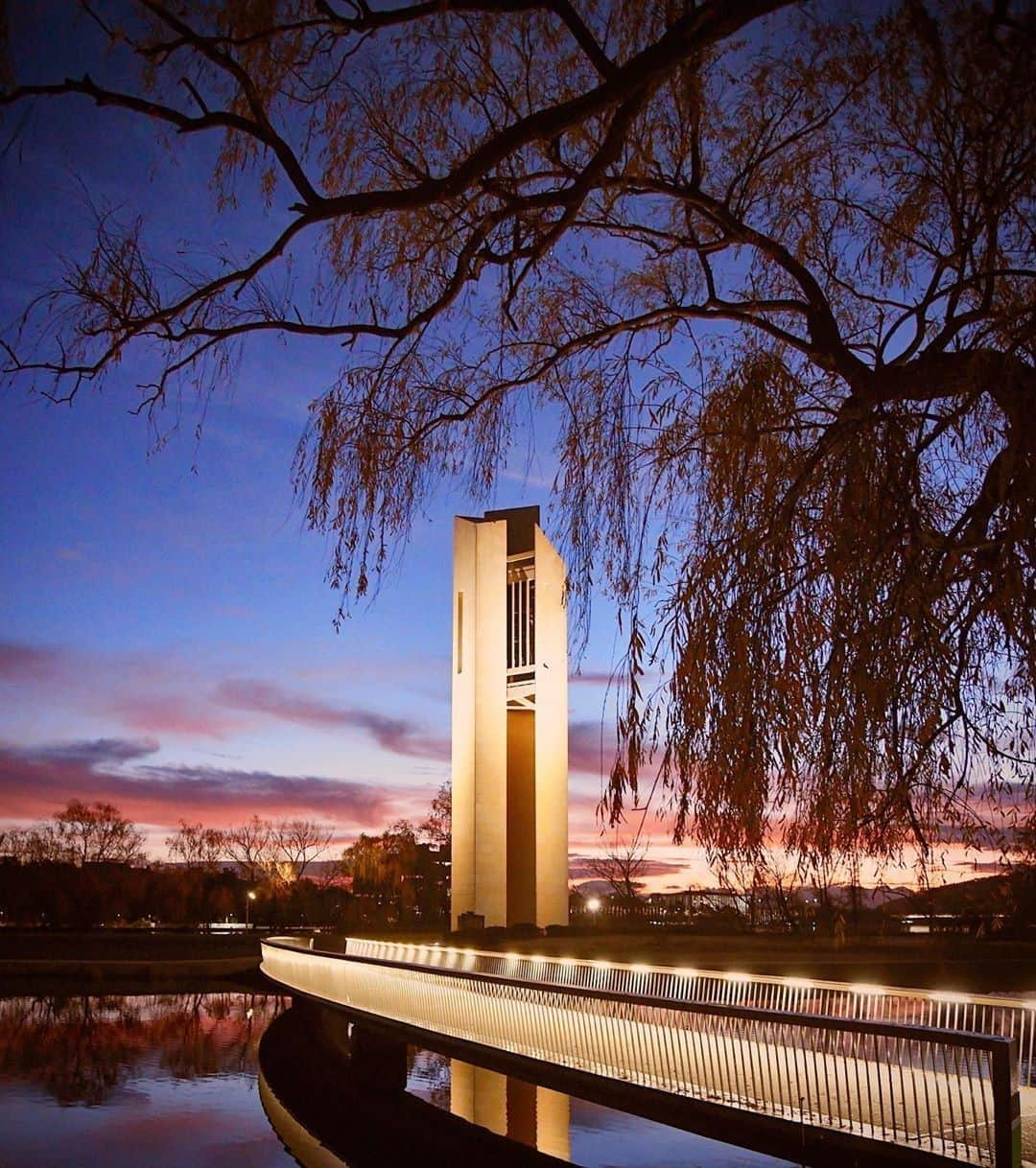 Australiaさんのインスタグラム写真 - (AustraliaInstagram)「@visitcanberra certainly likes to put on a show at sunset! 💙🧡 @zipping12 captured #Canberra’s #NationalCarillon putting on a dazzling display as the sun went down over #LakeBurleyGriffin. Known as one of #Canberra’s magnificent landmarks, this 50m-high musical tower is actually one of the world’s largest music instruments and can be heard ringing across the city when carillonists perform recitals throughout the week. The tower sits atop #AspenIsland which is a great spot for a picnic for the whole family. If you’re planning a visit, head down in the afternoon to enjoy the view and watch the tower come to life as the sun sets. #seeaustralia #visitcanberra」9月24日 5時00分 - australia