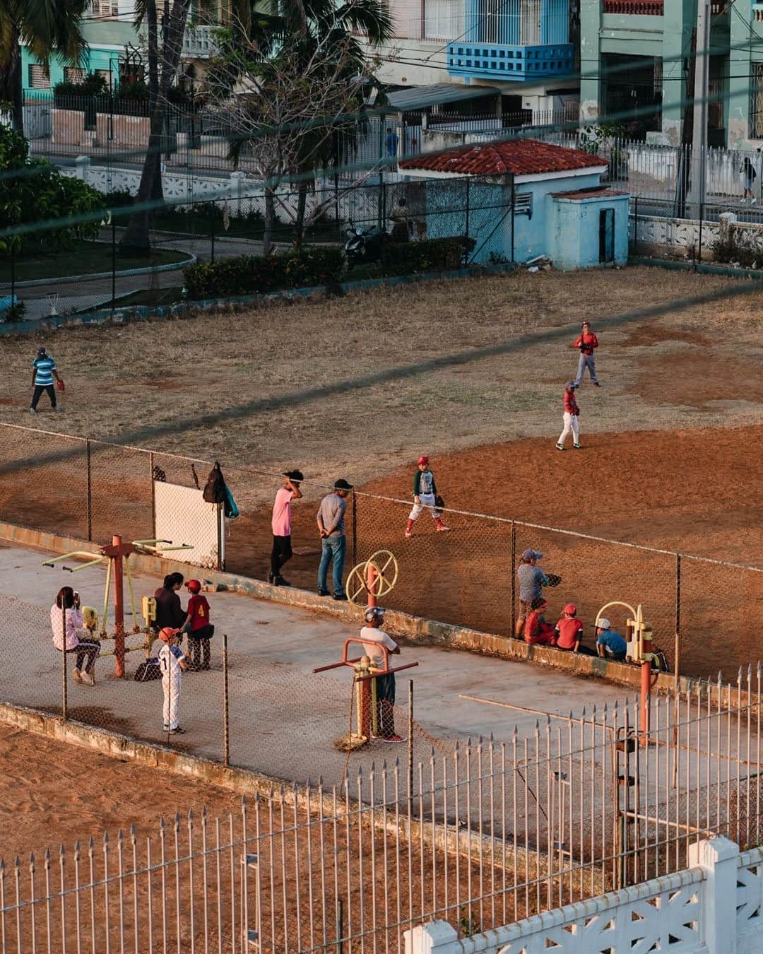 National Geographic Travelさんのインスタグラム写真 - (National Geographic TravelInstagram)「Photo by @junmichaelpark / Parents watch their children play baseball at a playground in Havana. Baseball is Cuba’s national sport. Despite economic difficulties, Cuba has been an international powerhouse in baseball, winning three gold and two silver medals in the past seven Olympic Games. For more photos and stories, follow @junmichaelpark.」9月24日 5時05分 - natgeotravel
