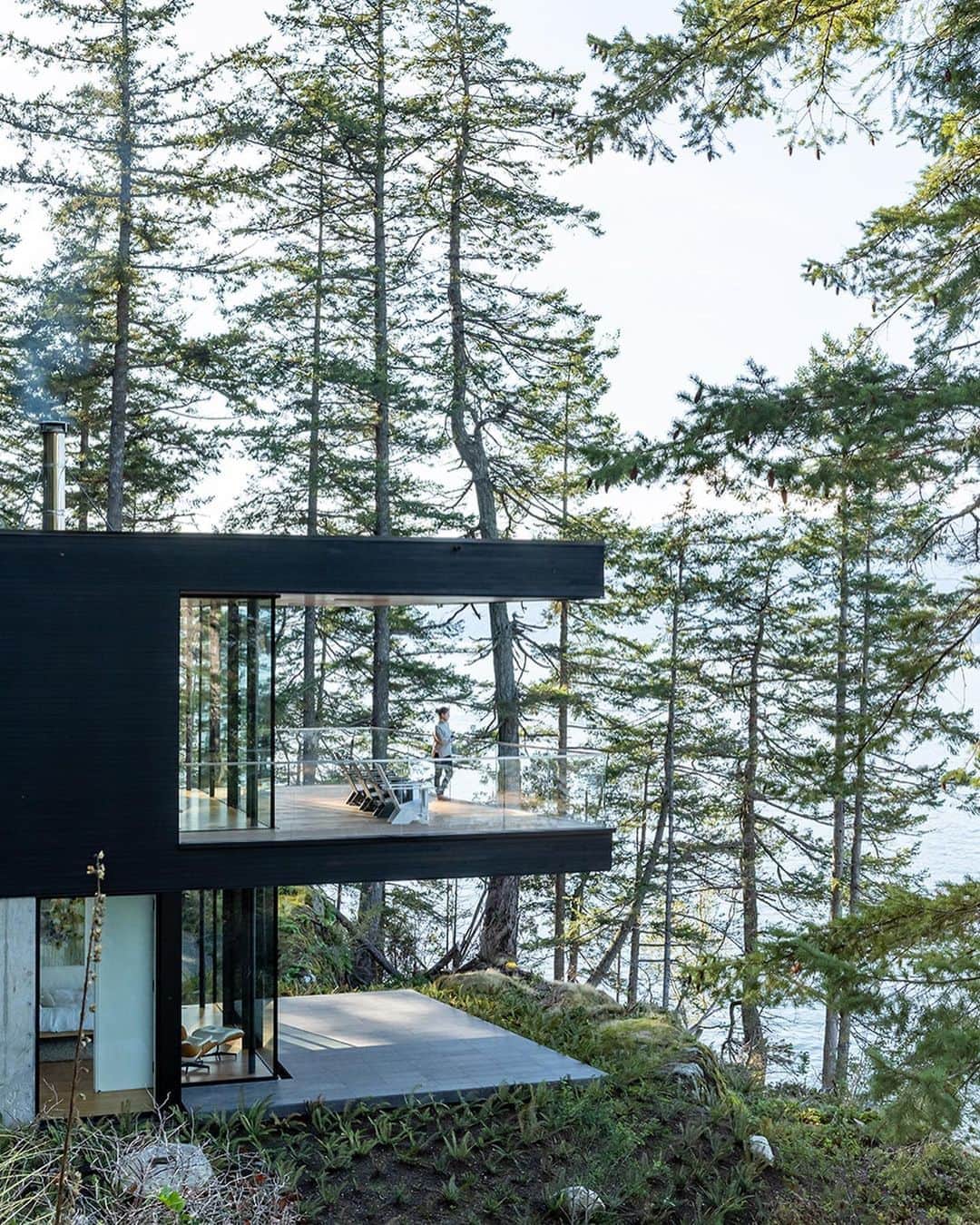 The Cool Hunterさんのインスタグラム写真 - (The Cool HunterInstagram)「Bowen Island House, a retreat for a Vancouver family, is nestled along dramatic, lush coastline in British Columbia. Designed by @mcfarlanebiggar #swipeleft #thecoolhunter」9月24日 5時06分 - thecoolhunter_
