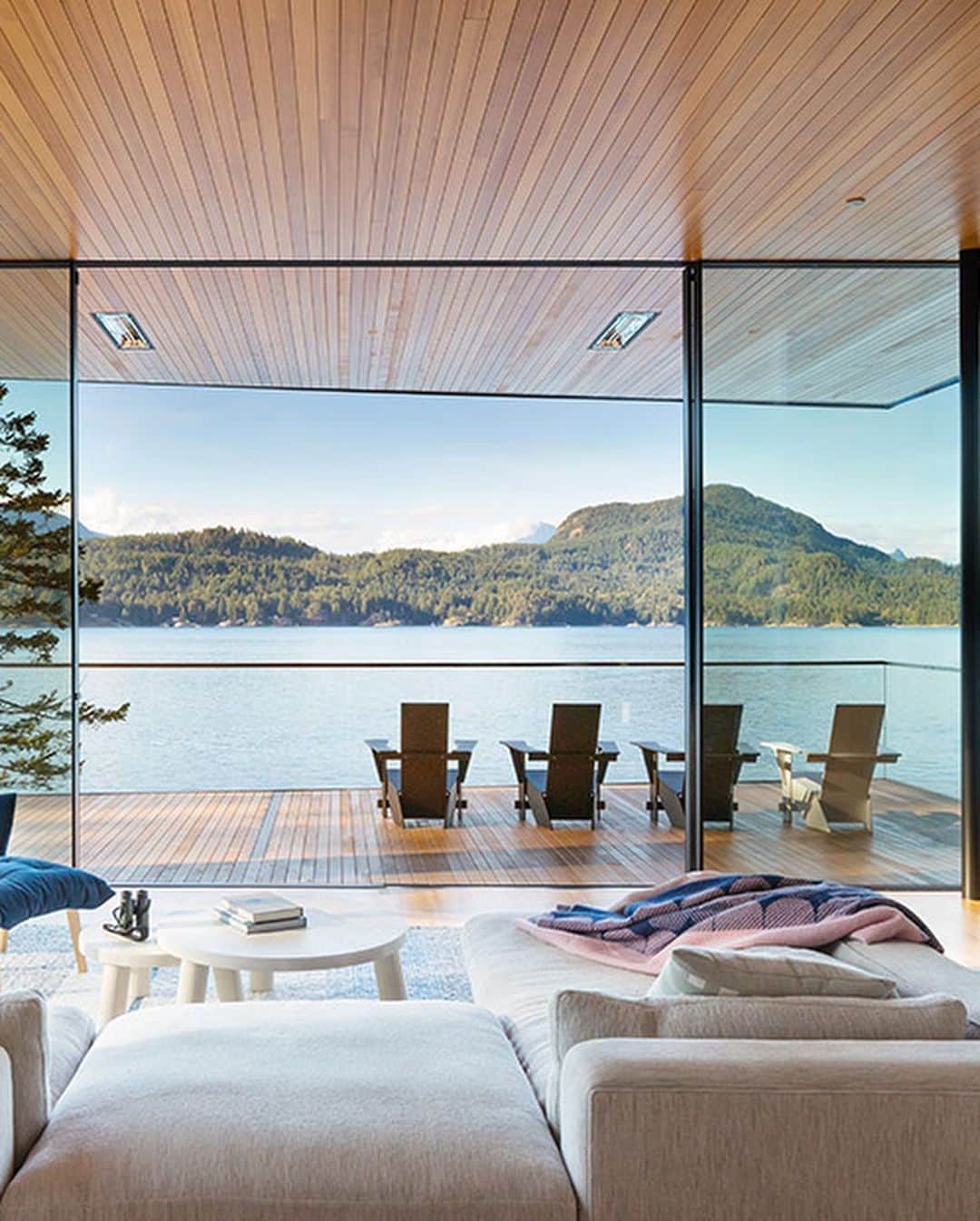 The Cool Hunterさんのインスタグラム写真 - (The Cool HunterInstagram)「Bowen Island House, a retreat for a Vancouver family, is nestled along dramatic, lush coastline in British Columbia. Designed by @mcfarlanebiggar #swipeleft #thecoolhunter」9月24日 5時06分 - thecoolhunter_