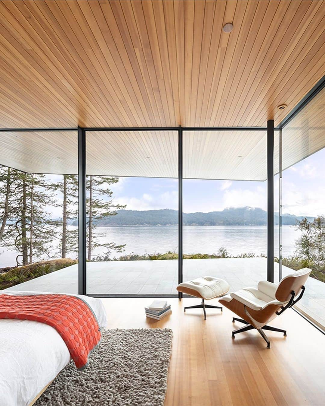 The Cool Hunterさんのインスタグラム写真 - (The Cool HunterInstagram)「Bowen Island House, a retreat for a Vancouver family, is nestled along dramatic, lush coastline in British Columbia. Designed by @mcfarlanebiggar #swipeleft #thecoolhunter」9月24日 5時06分 - thecoolhunter_