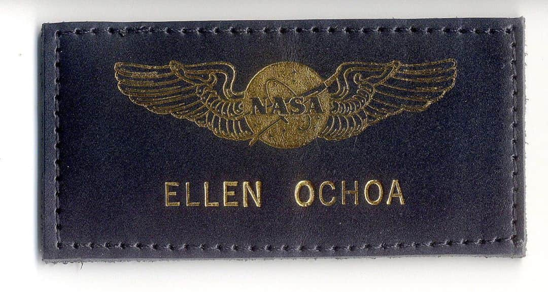 スミソニアン博物館さんのインスタグラム写真 - (スミソニアン博物館Instagram)「Ellen Ochoa was a grad student in Stanford’s electrical engineering program when she watched NASA's first space shuttle launch in 1981. She went on to fly four space shuttle missions from 1993 to 2002, and became the first Hispanic woman in space. Ochoa wasn't selected the first time she applied to be an astronaut. But she took a different job at NASA, earned her private pilot’s license, and was successful the next time. As an astronaut, she conducted experiments in space, studying the Earth’s ozone layer, and went to the International Space Station. In 2013, she became director of NASA's Johnson Space Center in Houston, Texas. Ochoa's name tag is in our @airandspacemuseum's collection. #HispanicHeritageMonth #HHM #BecauseOfHerStory」9月24日 5時43分 - smithsonian