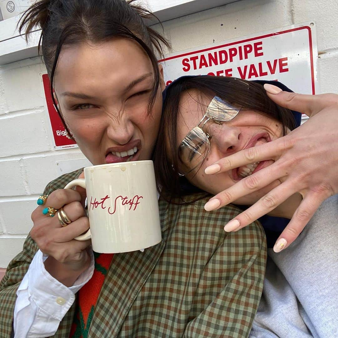 ベラ・ハディッドさんのインスタグラム写真 - (ベラ・ハディッドInstagram)「City girls Let’s ride」9月24日 5時37分 - bellahadid