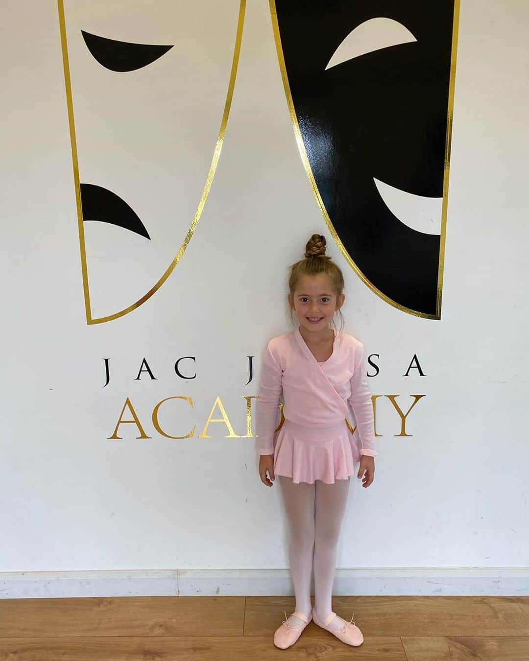 ジャクリーン・ジョッサさんのインスタグラム写真 - (ジャクリーン・ジョッサInstagram)「Ballet for Ella today, in mummies academy 💓 wow pinch me. So glad to be open again, Ella to get back into it. So proud. Look at my little one. 😇」9月24日 5時37分 - jacjossa