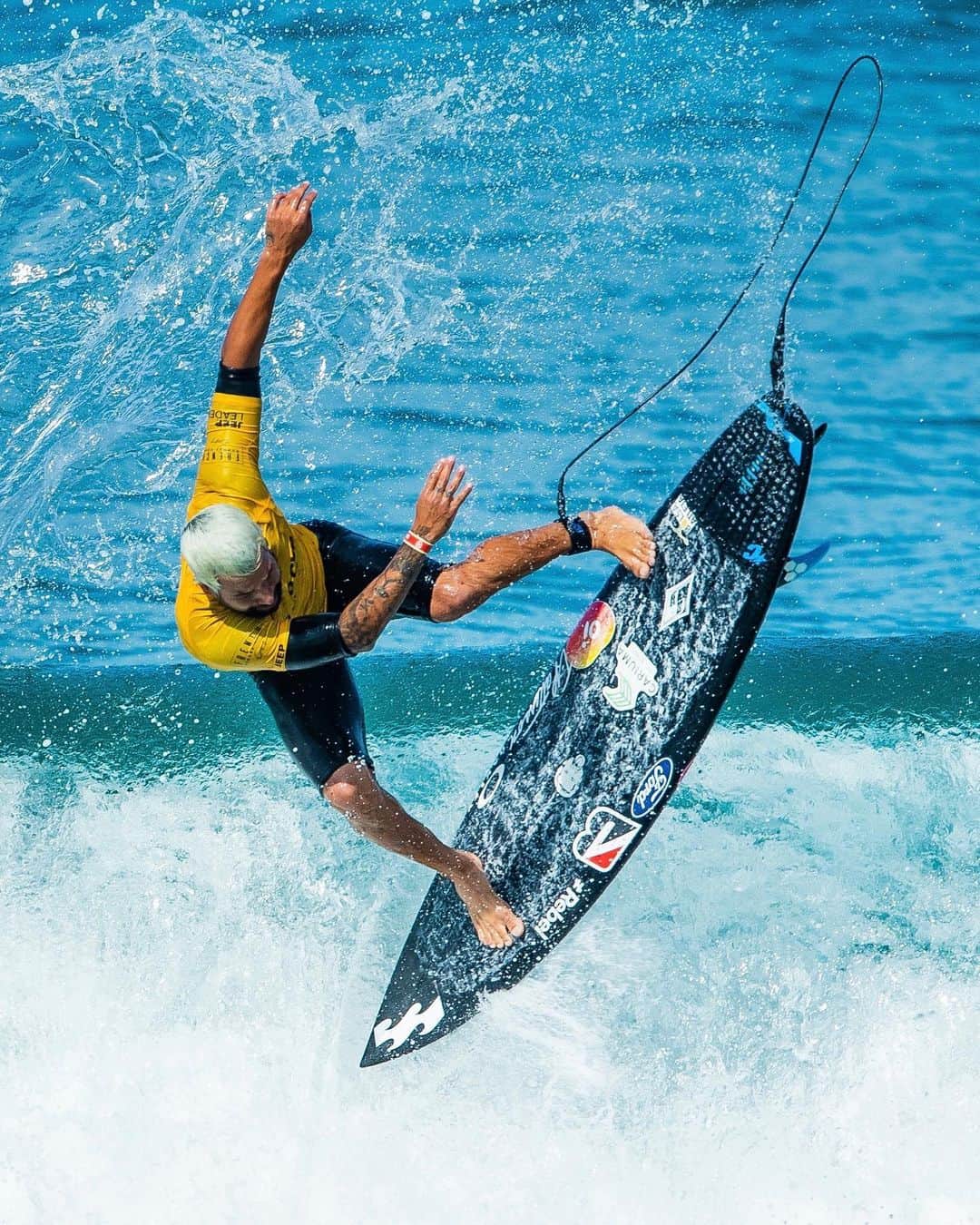 OAKLEYさんのインスタグラム写真 - (OAKLEYInstagram)「The calm and the chaos. The love of surf is always there. ❤️ @italoferreira #ForTheLoveOfSport」9月24日 5時41分 - oakley
