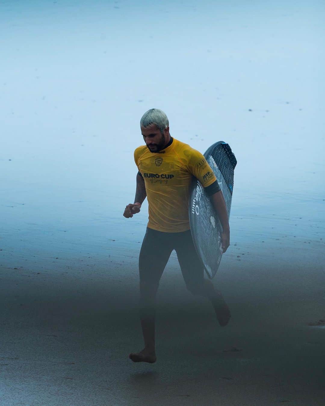 OAKLEYのインスタグラム：「The calm and the chaos. The love of surf is always there. ❤️ @italoferreira #ForTheLoveOfSport」