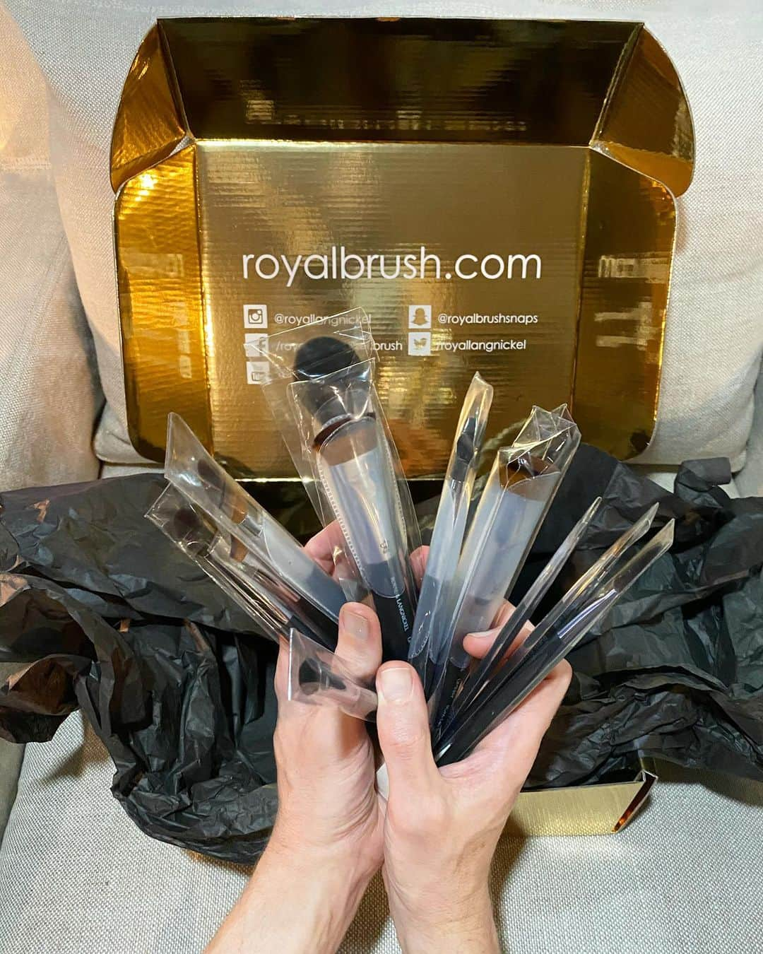 デヴィッド・ギルモアのインスタグラム：「Thank you @royallangnickel for this bounty of @omniabrush brushes! Excited to put these to use. ❤️🤩 @thejodizzle you’re the best!  #royalandlangnickel #royalandlangnickelbrushes #omniabrushes #bestbrushes #bodypainting」