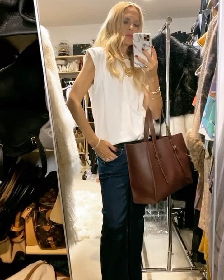 レイチェル・ゾーのインスタグラム：「Finding what #casual me feels like ... jeans and new @shoprachelzoe #everything t-shirt .. thoughts? 👜 @curateur exclusive ✨ XoRZ」