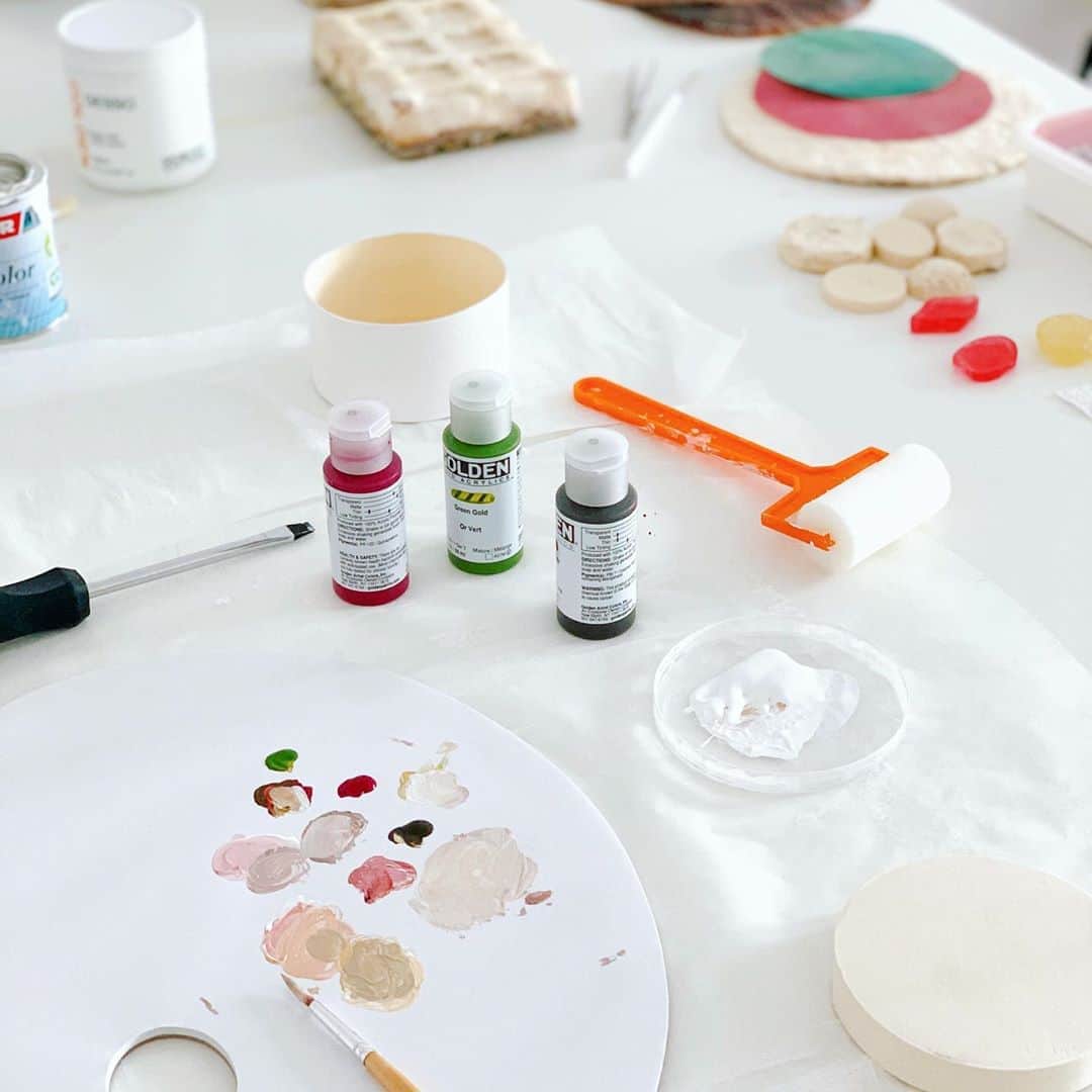 のインスタグラム：「Combining biomaterials and art materials🧫🎨✨ #bioart #biotech #biodesign #biotechnology #biology #chemistry #biolab #biomaterials #art #design #science #materialscience」