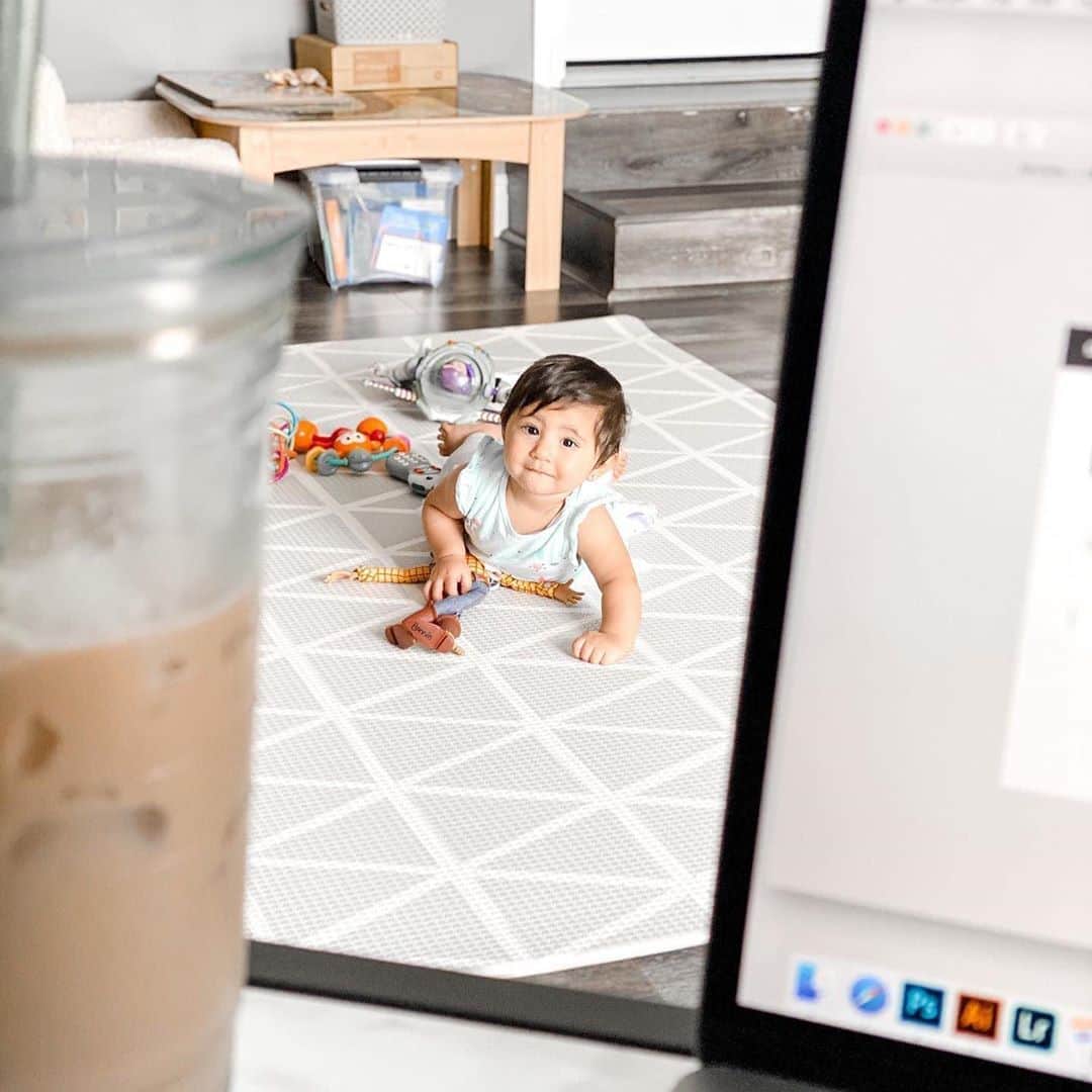 Skip Hopさんのインスタグラム写真 - (Skip HopInstagram)「Greetings from your tiny co-worker! 👶 What's the funniest, silliest or spotlight-grabbing thing your little assistant has done during your last WFH meeting? 💻📝  📸: @gayan_berberyan  #workfromhome #parenting #skiphop」9月24日 6時22分 - skiphop