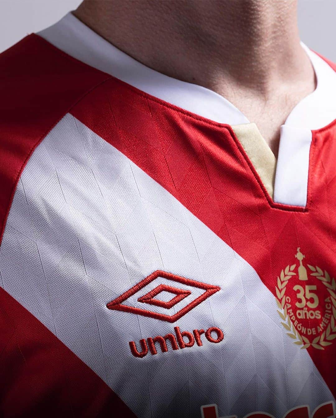 UMBROさんのインスタグラム写真 - (UMBROInstagram)「We Stand Together with @aaajoficial.  20/21 Home Kit 🔴⚪️.  #umbro #umbrofootball #football #footballshirt #classicfootballshirts #soccer #soccerjersey #aaaj」9月24日 6時25分 - umbro