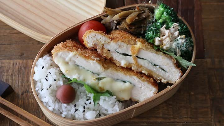 にぎりっ娘。のインスタグラム：「#レシピあり #シソチーズチキンカツ 弁当　 #3品の簡単おかず弁当  #鶏胸肉 レシピ #晩ご飯　にも😏👍✨  今回は鶏むね肉を たった半分使っただけなのに、ボリューミーなチキンカツ弁当！！ 節約になる上に間違いなく美味しいので、喜ばれること間違いなし😉✨  衣の溶き卵の半分は最初に取り分けておき、副菜に使うといいですよ  ▼今日のお弁当メニュー ・ごはん＋カリカリ梅 ・鶏むね肉のしそチーズチキンカツ ・ブロッコリーのツナたまサラダ ・金平ゴボウ（自家製冷食） ・ミニトマト  【鶏むね肉のしそチーズチキンカツ】 ＜材料＞ 　鶏むね肉　1/2枚（横にスライスしたもの） 　大葉　2枚 　スライスチーズ　1枚 　塩コショウ　適量  （衣）小麦粉、溶き卵（卵1/2個分）、パン粉  ＜作り方＞ １　スライスした胸肉は、更に厚さ半分になるように開く ２　大葉、半分に折ったスライスチーズを手前に乗せ、折りたたむ様にかぶせる。 ３　両面に塩コショウを振り、小麦粉をしっかりまぶす。 ４　溶き卵→パン粉の順に衣をまぶし、綴じ目は同じ様に衣を重ね付けする。 ５　フライパンの半分ほど油を入れて170度にセットし、温度が上がりきる前（150度ぐらい）に４を入れて揚げ焼きする。 ６　片面２分ほどずつ、最後の１分は温度を揚げて強火でカラッと揚げる。  【ブロッコリーのツナたまサラダ】 ＜材料＞ ・ブロッコリー　1/3株　小房に分ける ・シーチキン　1/2缶 ・炒り卵（卵1/2個分、砂糖、塩各少々） ・マヨネーズ　大さじ１程度 ・塩コショウ　適量  ＜作り方＞ １　卵は砂糖と塩を加えてよく混ぜ、炒り卵を作っておく。 ２　ブロッコリーは小房にわけ、塩ひとつまみを振ってレンジ１分ほどで加熱しておく。 ３　ボウルに１と２と残りの材料を加えてよく混ぜ合わせる。  お弁当作成動画は、 ①YouTube👉🔰にも分かりやすく丁寧 ②Y!creators👉2分程度のショートムービー  プロフィールのリンクからどうぞ(◍′◡‵◍)  #お弁当#お弁当おかず#簡単おかず #ランチ #簡単レシピ #lunch#lunchbox#obento#bento#japan #japanesefood #love #nofilter #foodstagram #food #foodporn #instagood #nigiricco#youtube #youtuber #yummy  #life #swag#healthyfood * お弁当作成動画配信中 youtube内検索で 「お弁当中」か「にぎりっ娘」で検索してね😘」
