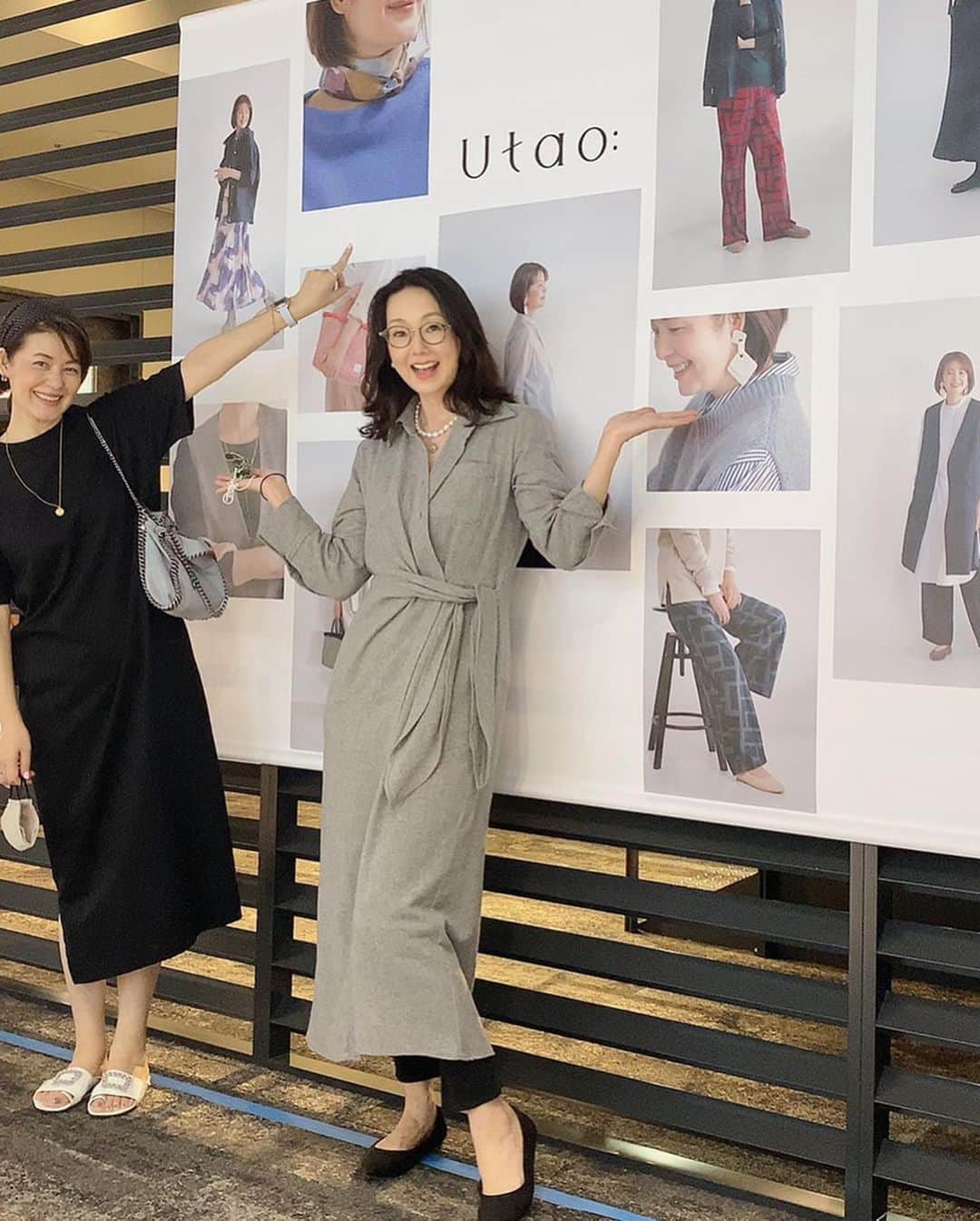 とよた真帆さんのインスタグラム写真 - (とよた真帆Instagram)「@iwaiyoshie  岩井ヨシエちゃんにお誘い頂いて ヨシエちゃんがモデルをされている @utao_official  #ウタオ さんの展示会にお邪魔してきましたよ✨  輝く60代に向けたファッション。 でも年齢関係なく着れる素敵な服ばかり。そしてとてもリーズナブルな価格だったので、きっと人気になるだろうなぁ〜と  1枚目の写真は、あえて全身お揃いの服で！😆 試着してカメラマンの方が写真を撮ってくれました  2枚目の写真は私の右手に本物のヨシエちゃん。左手にポスターになったヨシエちゃん✨  ヨシエちゃんとは私が10代後半モデルをしていた頃からのお付き合い。  今は 私が女優のほかにPRや企画などの仕事も増えて本名で色々と活動する日々の中でいつも気にかけてくださるのです。 本当に感謝してます😊  ご一緒しているといつも感じるのは互いに、相手に良いことを一生懸命考えてること✨  ヨシエちゃんは、私に 『〇〇が真帆ちゃんに合いそう！ご紹介する！』  私もヨシエちゃんのやりたいことを伺い、どうしたら事柄がよく広がるか考え、ヨシエちゃん！こうしよう、ああしようと毎回、提案する😀  こうして周りのみんなと助け合って生きていくのが一番心地よいし、喜ぶ顔が見たいし、そうやって生きていきたいなと心から思います✨ 自分の力だけじゃなく 人とのご縁で私が出来てると実感する瞬間です。  展示会場の部屋を出て、渋谷の街が一望できる景色に ある看板発見😁 "まいったな2020"  皆んな一緒だよ〜 大変なことも笑い飛ばしましょう〜😆  #maho  #mahostyle  #fashion  #展示会  #50代ファッション  #白シャツコーデ  #本日のオススメ #まいったな2020  #きっと大丈夫」9月24日 6時33分 - maho_toyota