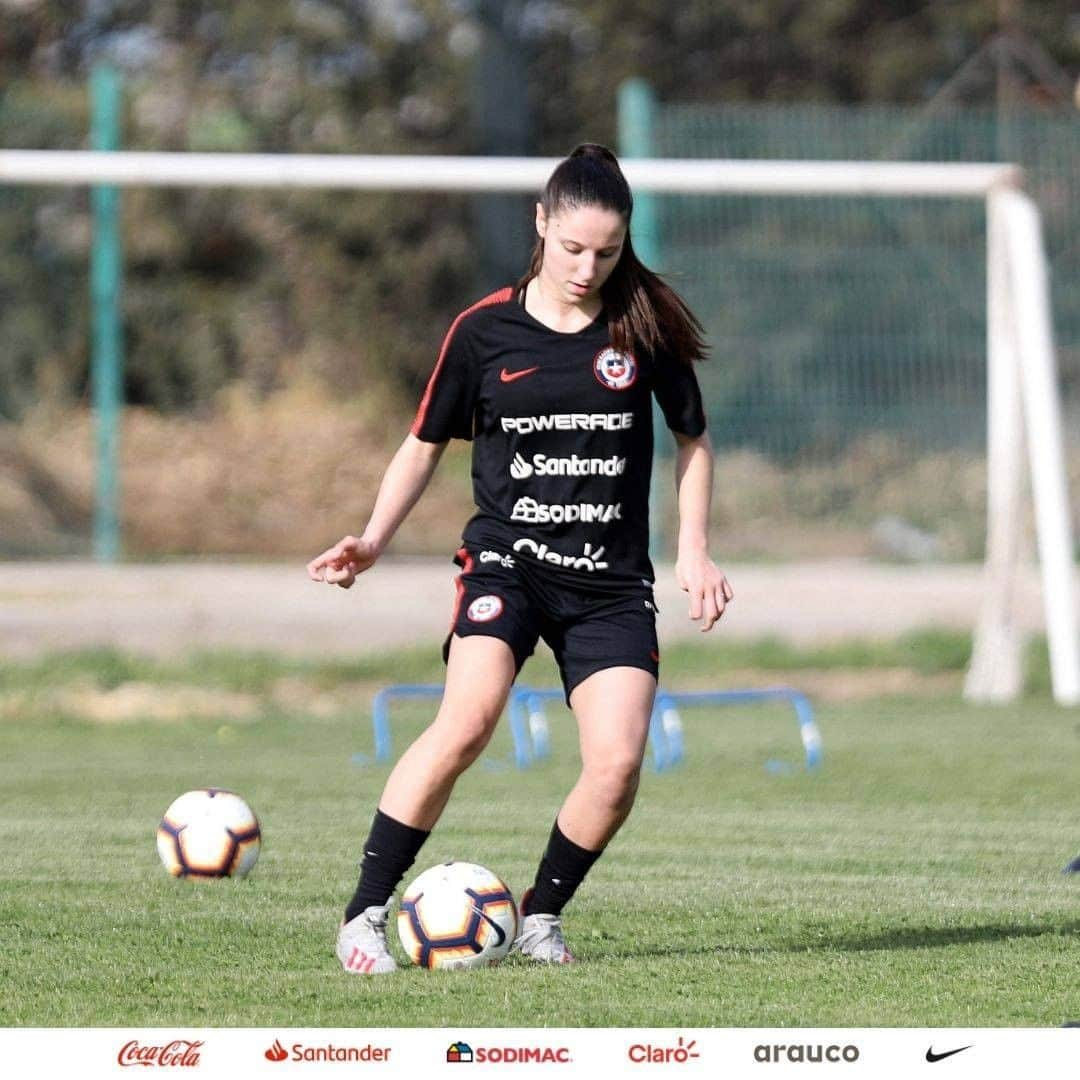 サッカーチリ代表チームさんのインスタグラム写真 - (サッカーチリ代表チームInstagram)「⚽🇨🇱😍 Las postales del regreso a los entrenamientos en cancha de #LaRojaSub17 Femenina, con todas las medidas sanitarias y con la presencia del Presidente de la Federación de Fútbol de Chile, Pablo Milad.  📸 Carlos Parra  Comunicaciones ANFP  #Chile #LaRoja #SelecciónChilena #LaRojaFemenina」9月24日 6時33分 - laroja