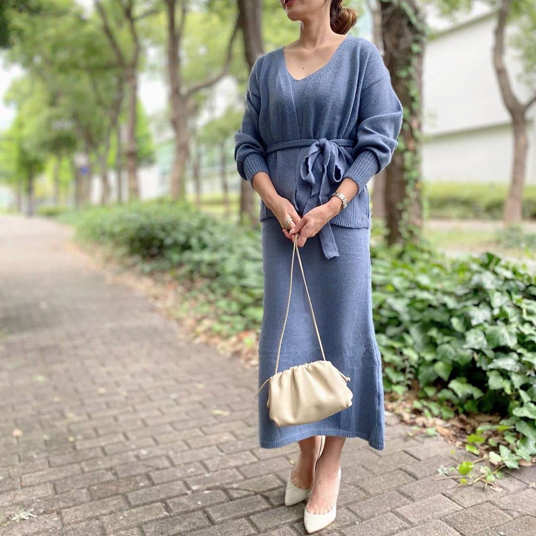 のインスタグラム：「くすんだブルーに一目惚れした @fifth_store のカーデ×ワンピのセットアップ🧶  単品ずつでも使えるから色々着まわせそう𖥧𖦥𖦴   新作だけど今なら50%OFFクーポン使えました✨  #fifth #フィフス#fifthtl #160cm以上コーデ   #ソフトタッチキャミワンピニットアップ #ponte_fashion #ママコーデ #mineby3mootd#mamagirl #ブルーコーデ#プチプラファッション#アラフォーコーデ#ニットアップ#秋コーデ#シンプルコーデ#ニットコーデ#セットアップ#フェミニン#ワンピース」