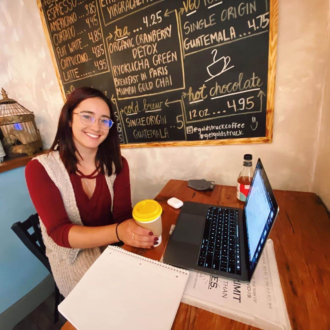 ケイトリン・オズモンドのインスタグラム：「Week 2 of Cafe Wednesday was wonderful. It’s beautiful outside today, so I decided to do the hour long walk to get to Goldstruck Cafe in Yorkville. It was worth it for the delicious Halve Latte, comfy (social distanced) work tables, and great company due to the proximity of some great friends!  • • If you are looking for coffee in Yorkville, check this place out. Careful not to walk past.. it is a downstairs location and I missed it a few times around.  • • #cafewednesdays #halvelatte #workspaces」