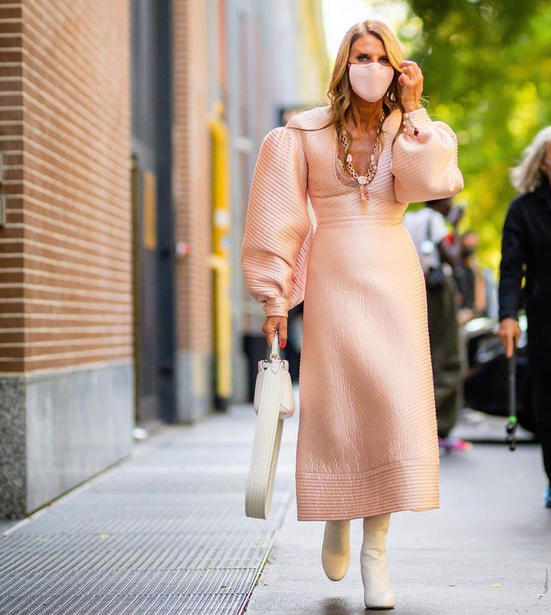 アンナ・デッロ・ルッソさんのインスタグラム写真 - (アンナ・デッロ・ルッソInstagram)「#FTMStreetStyle / @AnnaDelloRusso attends the @Fendi spring/summer 2021 show in Milan.  Photography by: @andrea__natali x @fashiontomax.  #Fendi #SilviaVenturiniFendi #FendiSS21 #mfw #ss21 #milanfashionweek #streetstyle #runway #style #model #beauty #repost @fashiontomax」9月24日 6時54分 - annadellorusso